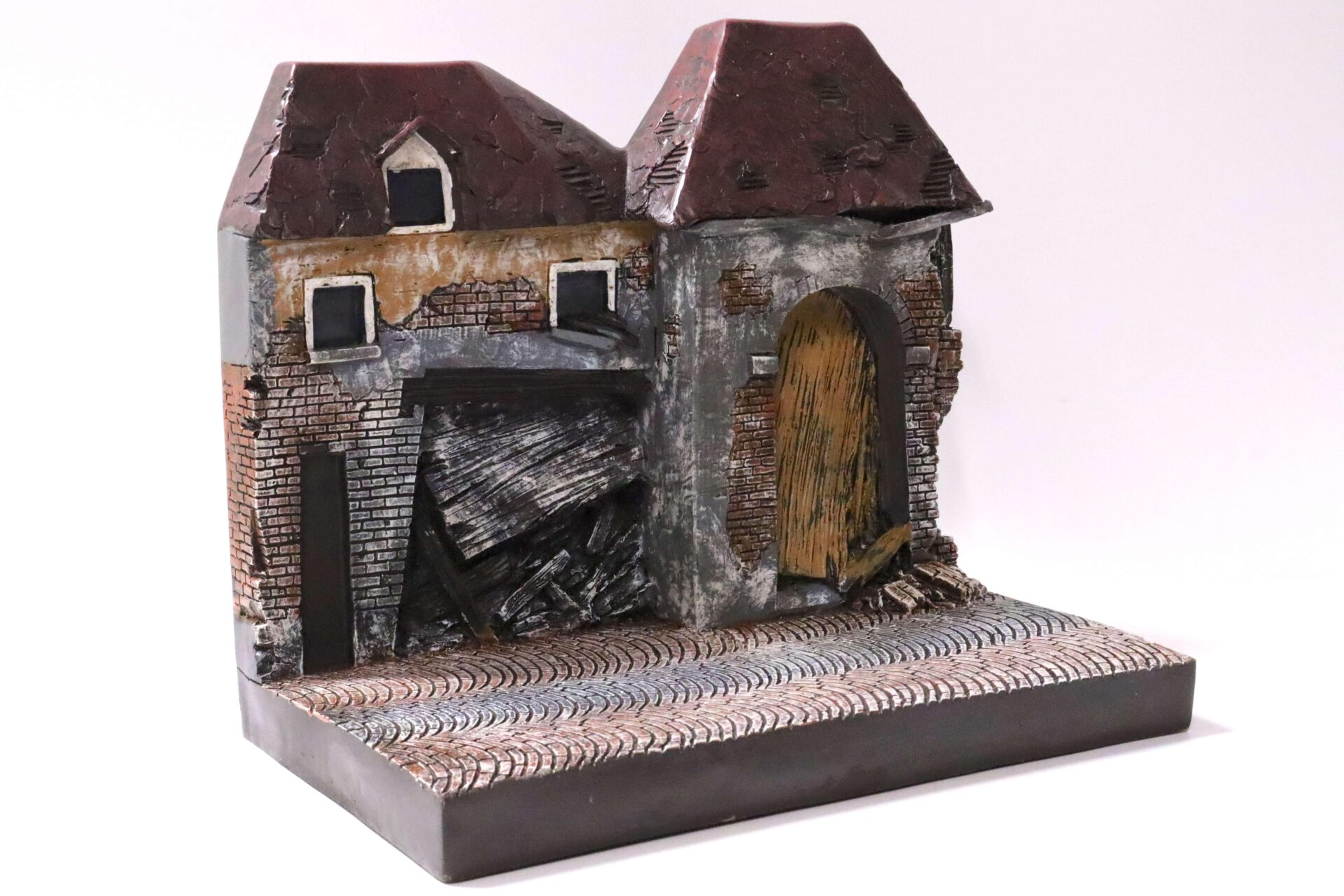 1:18 Auto World Resin Backdrop Diorama "War torn Building/ Beschädigtes Gebäude"
