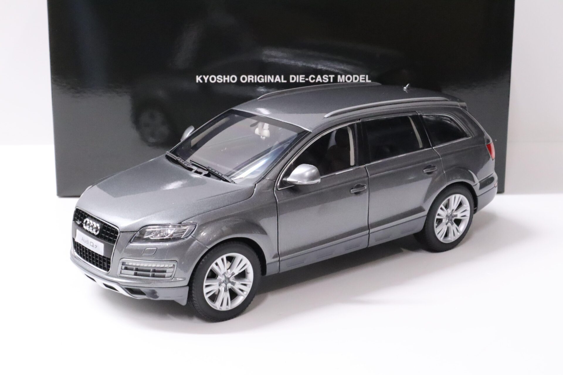 ID 57918 orig.jpg 1:18 Kyosho Audi Q7 Facelift 2009 Graphite grey metallic