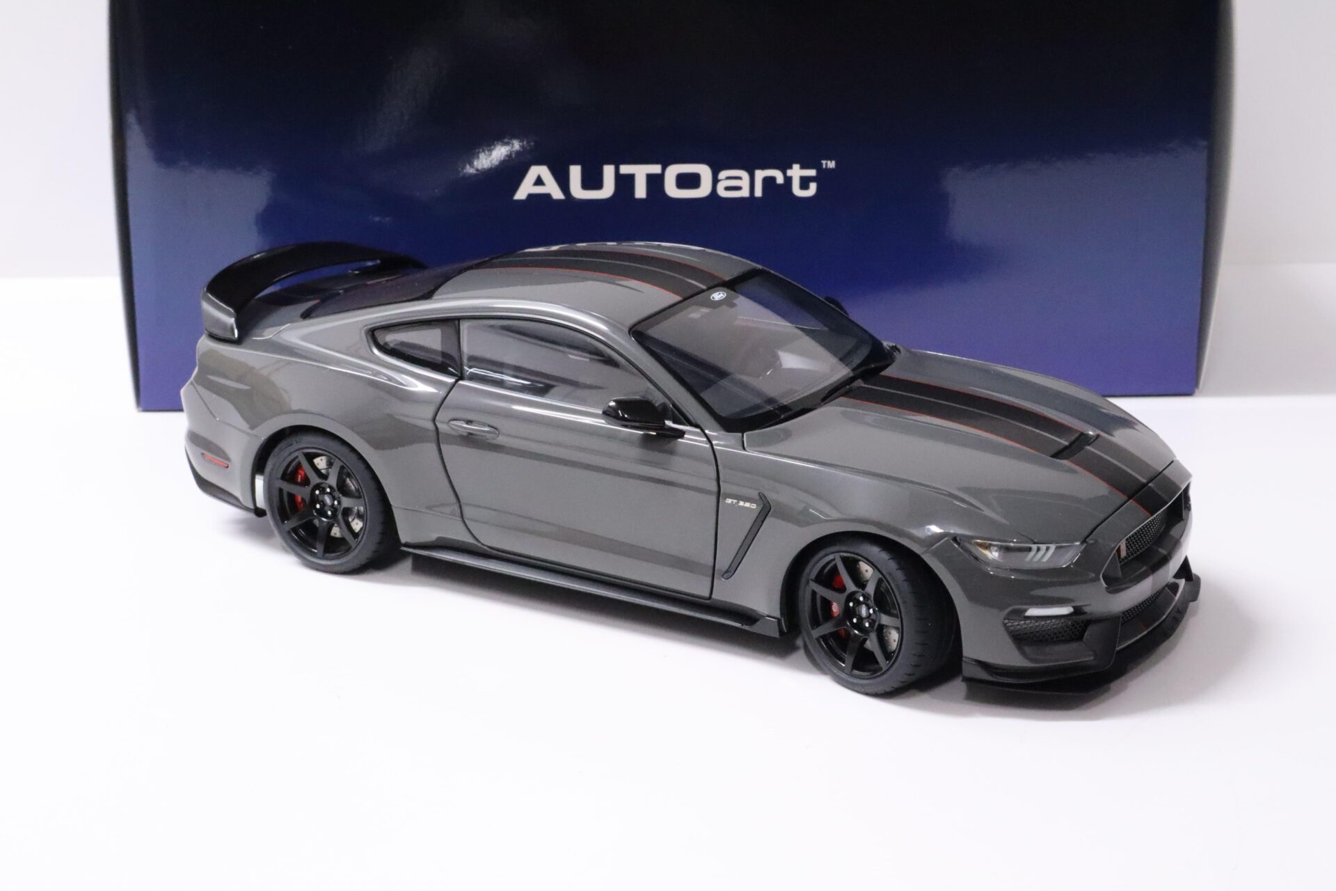 1:18 AUTOart Ford Shelby GT-350R 2017 Lead foot grey with black stripes