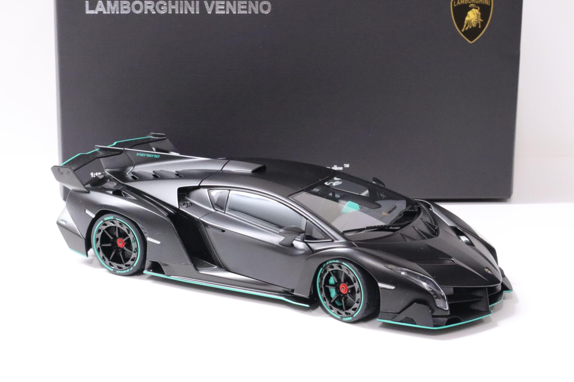 1:18 AUTOart Lamborghini Veneno 2013 matt black/ green