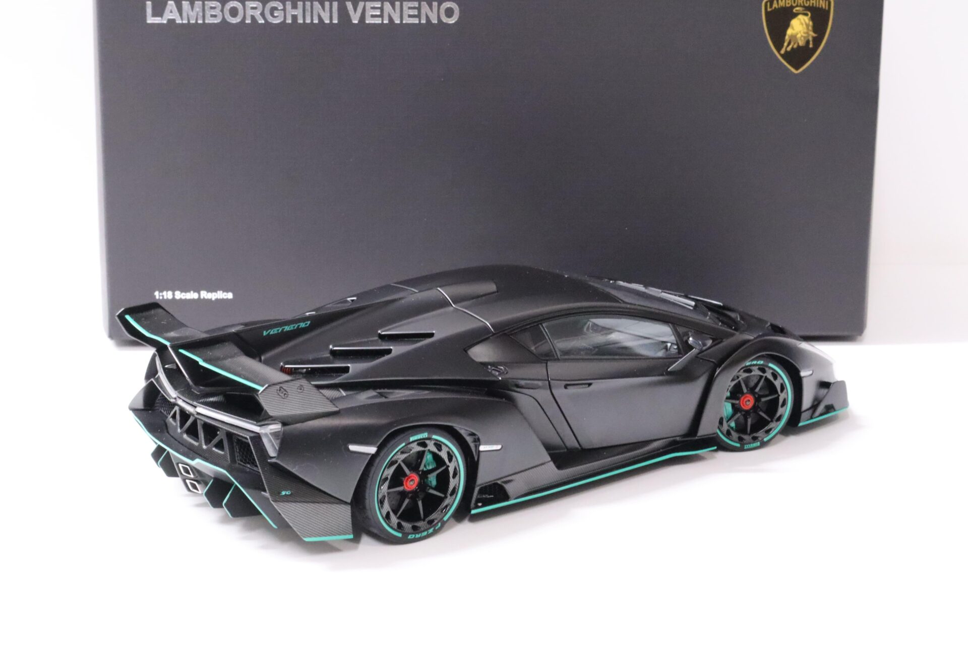 1:18 AUTOart Lamborghini Veneno 2013 matt black/ green