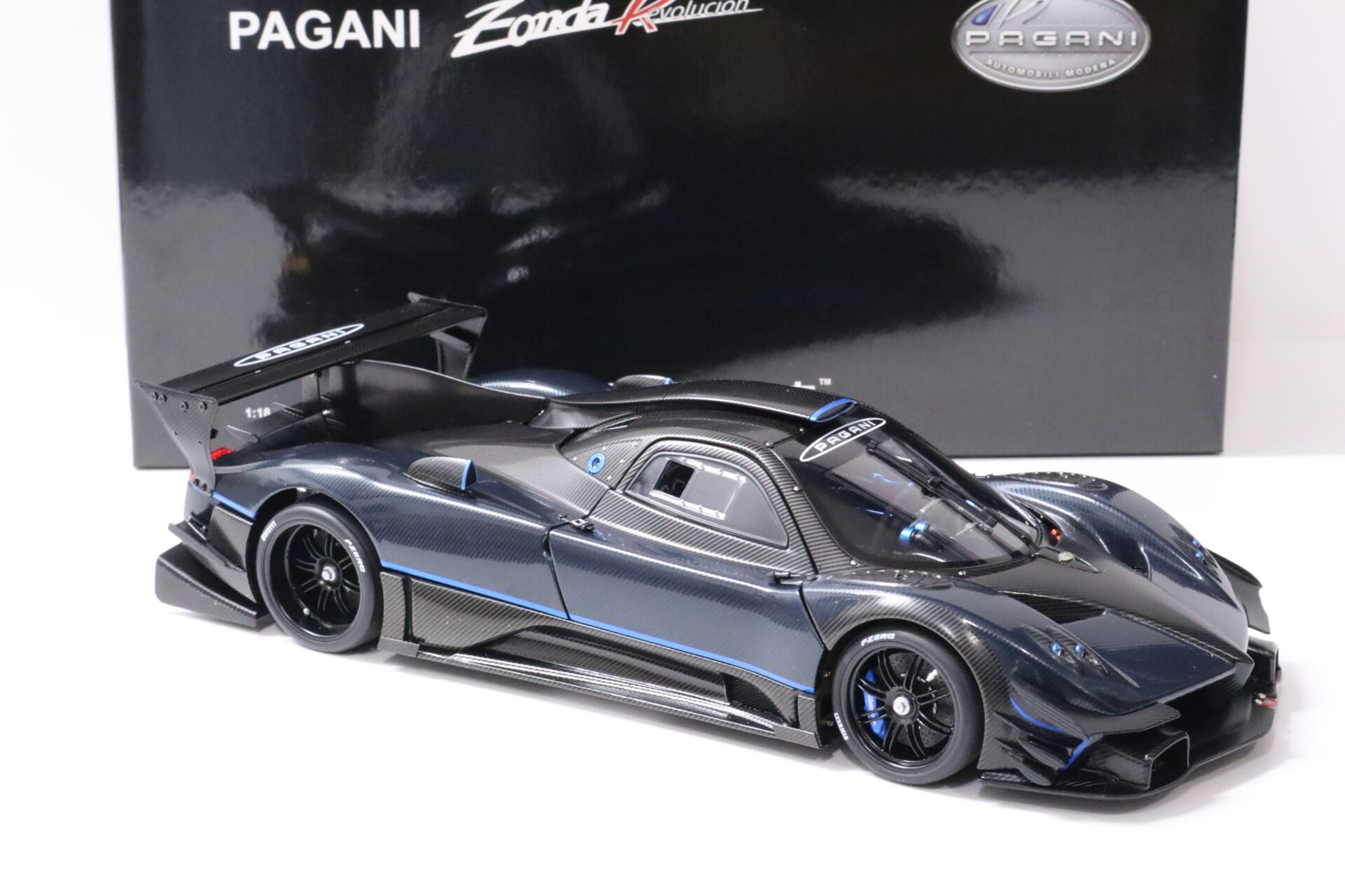 1:18 AUTOart Pagani Zonda Revolucion blue/ black carbon fiber