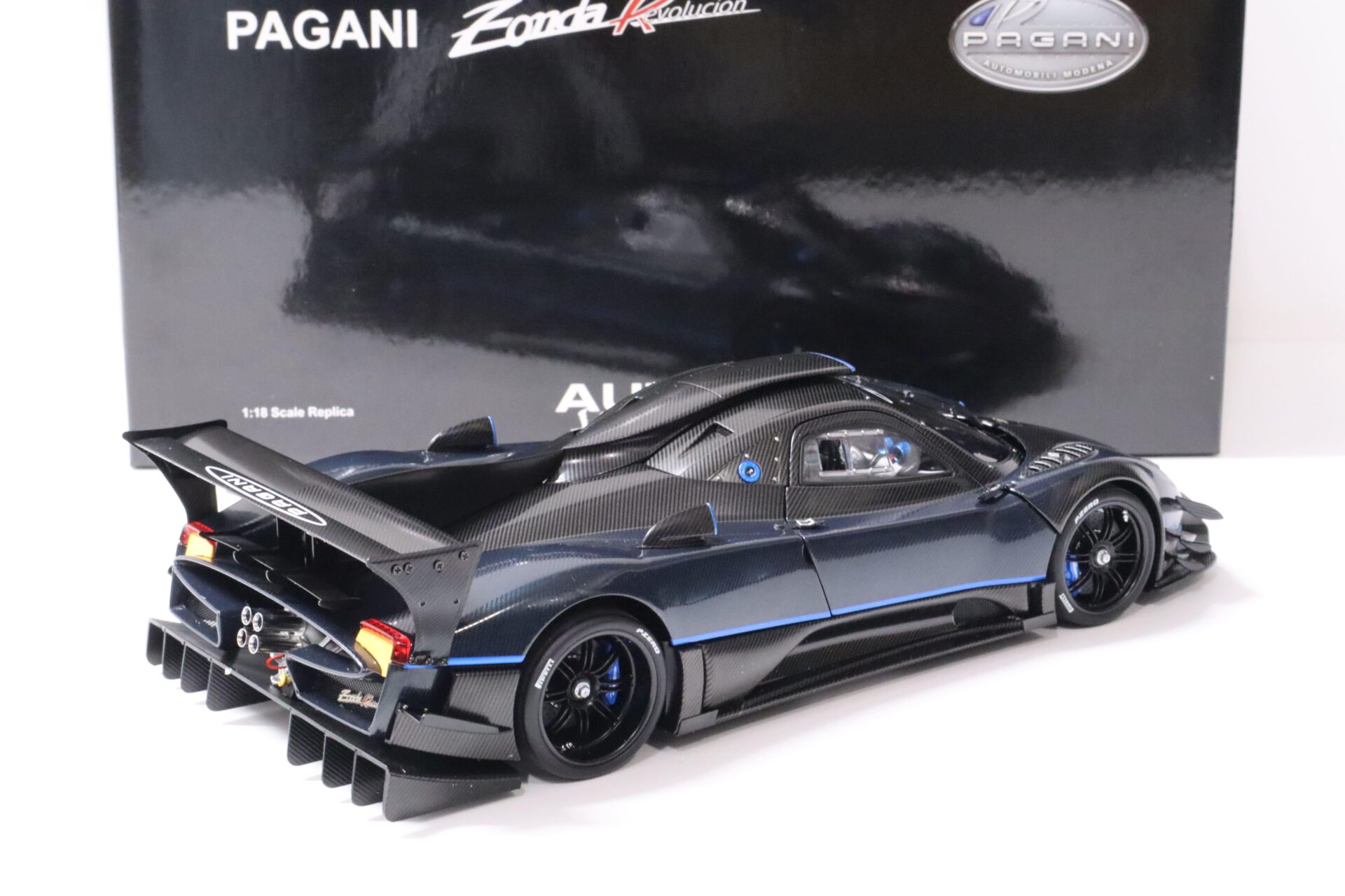 1:18 AUTOart Pagani Zonda Revolucion blue/ black carbon fiber