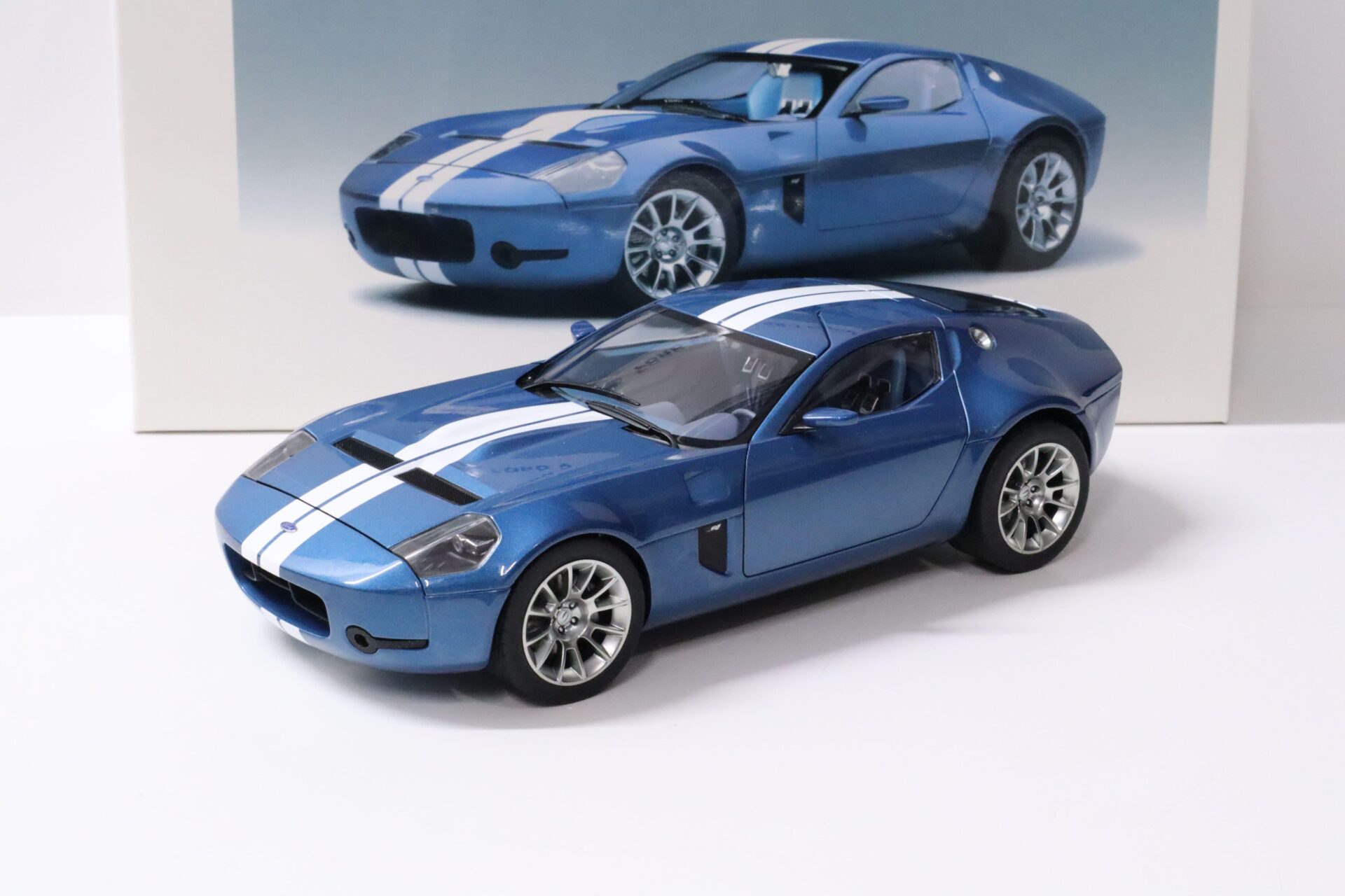 ID 58194 orig.jpg 1:18 AUTOart Ford Shelby GR-1 Concept Guardsman blue/ white stripes