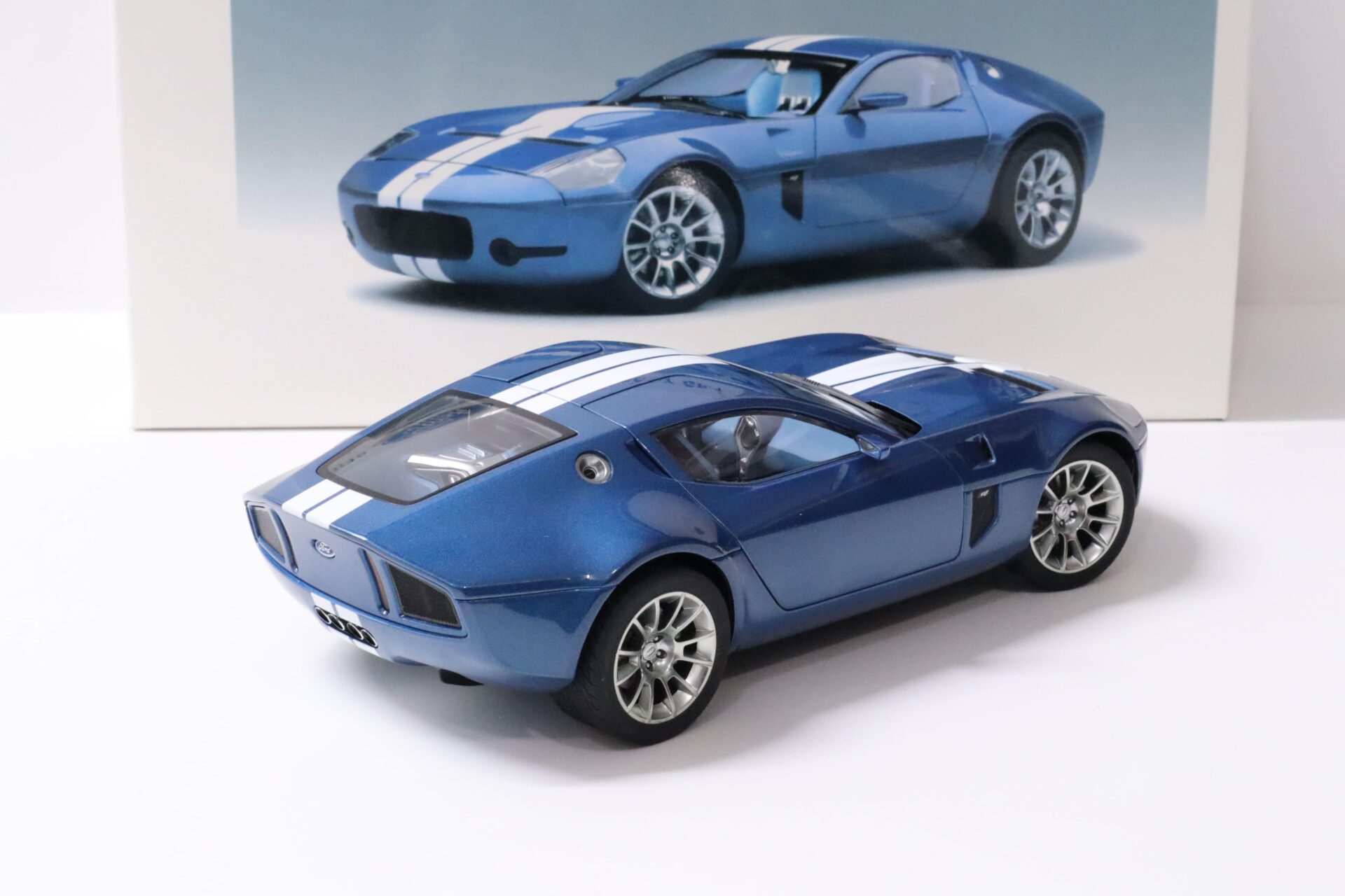 1:18 AUTOart Ford Shelby GR-1 Concept Guardsman blue/ white stripes