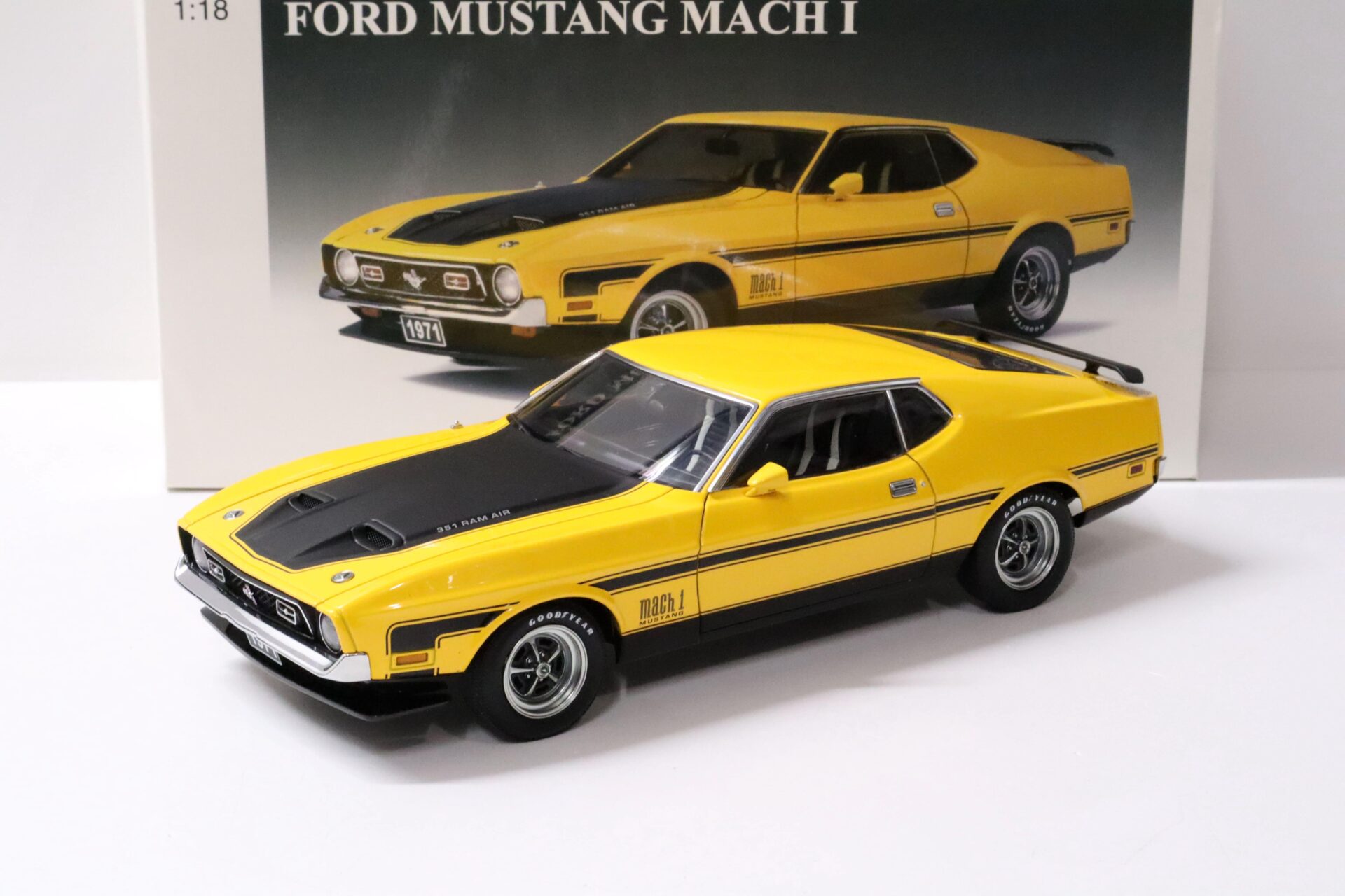 1:18 AUTOart Ford Mustang MACH 1 Fastback 1971 yellow/ black