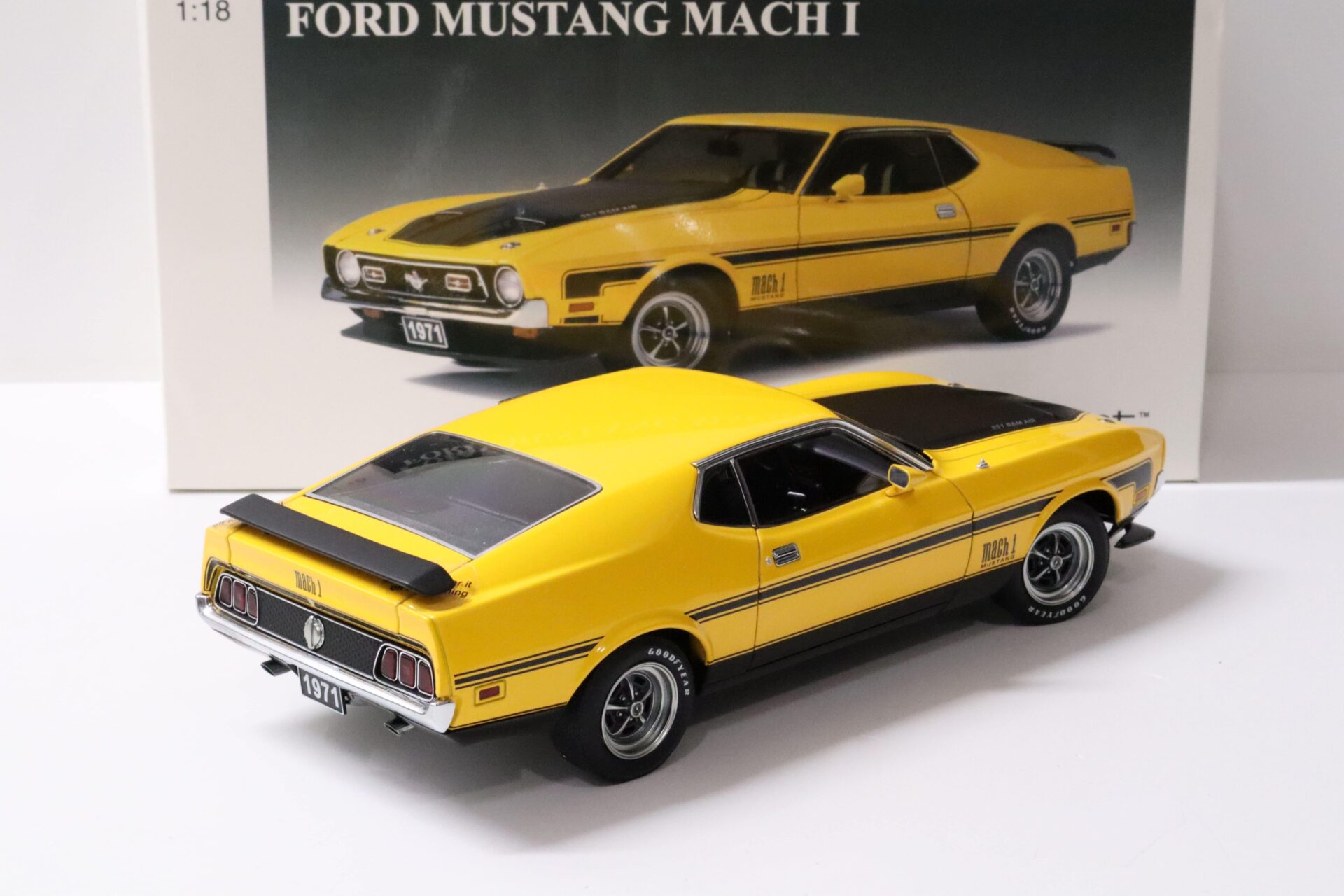 1:18 AUTOart Ford Mustang MACH 1 Fastback 1971 yellow/ black