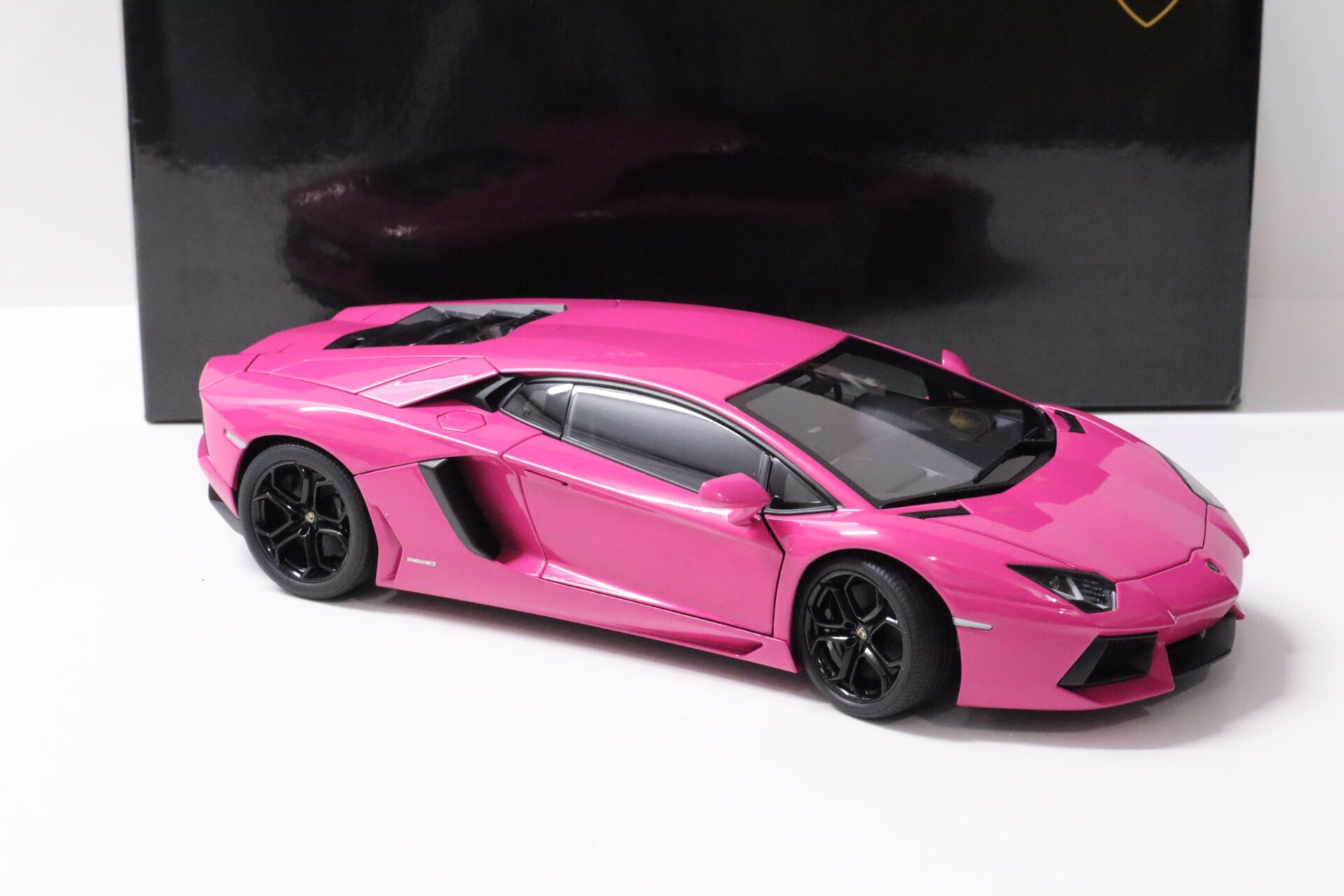 1:18 AUTOart Lamborghini Aventador LP700-4 pink