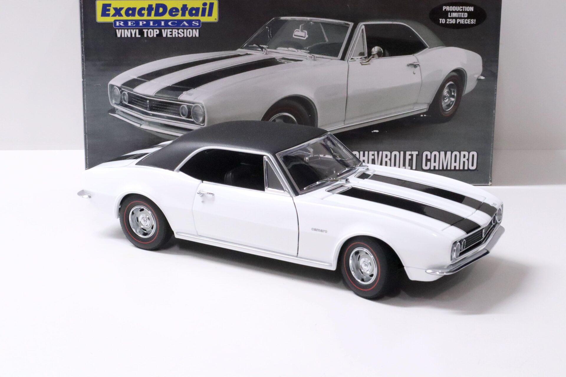 1:18 Exact Detail Chevrolet Camaro Z/28 Coupe 1967 white/ black Vinyl roof