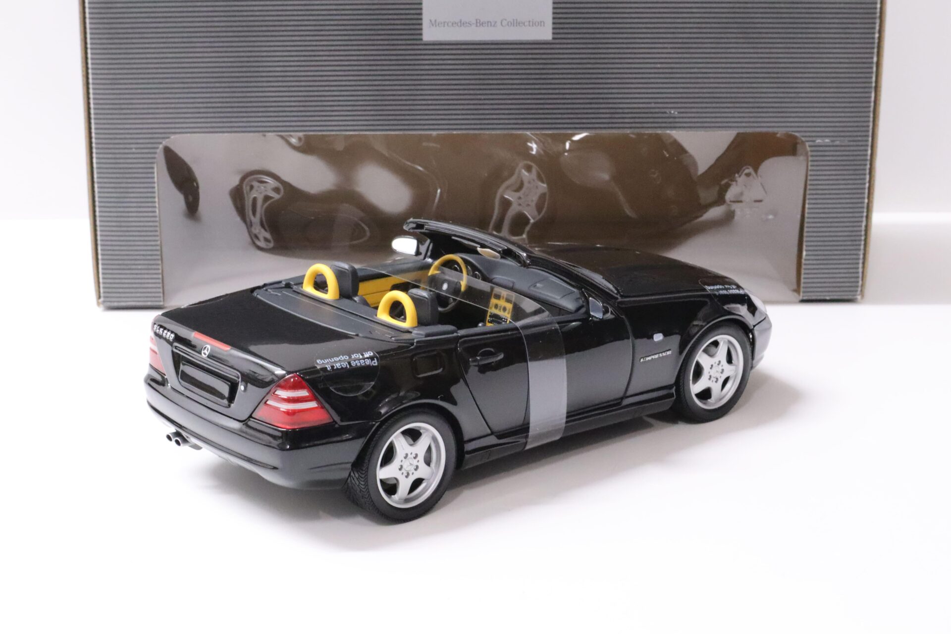 1:18 UT Models Mercedes SLK 230 AMG Convertible black-metallic DEALER VERSION