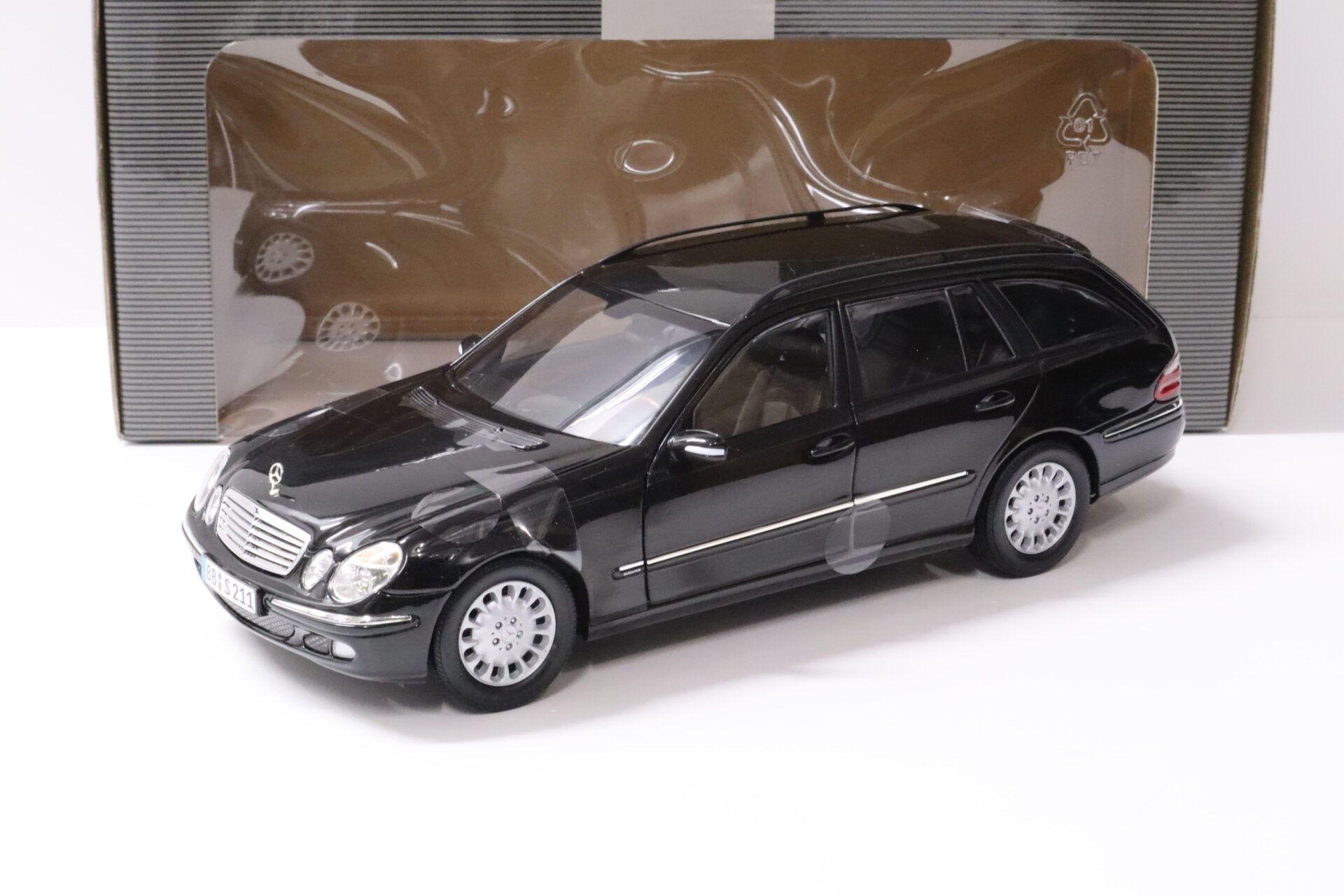ID 58581 orig.jpg 1:18 Kyosho Mercedes E320 E-Klasse T-Modell W211 black DEALER VERSION