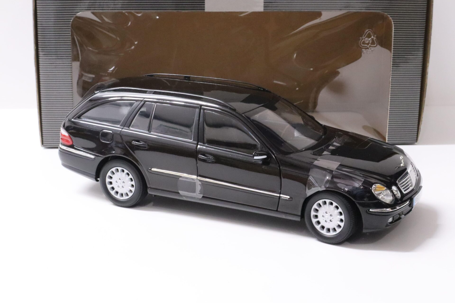 1:18 Kyosho Mercedes E320 E-Klasse T-Modell W211 black DEALER VERSION