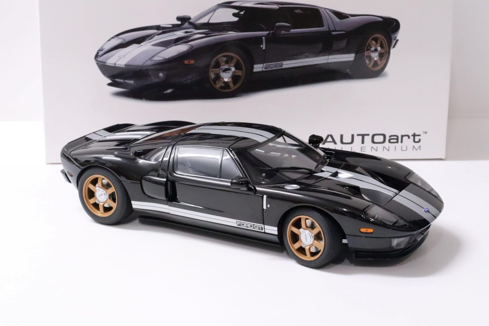 1:18 AUTOart Ford GT 2004 black/ white stripes