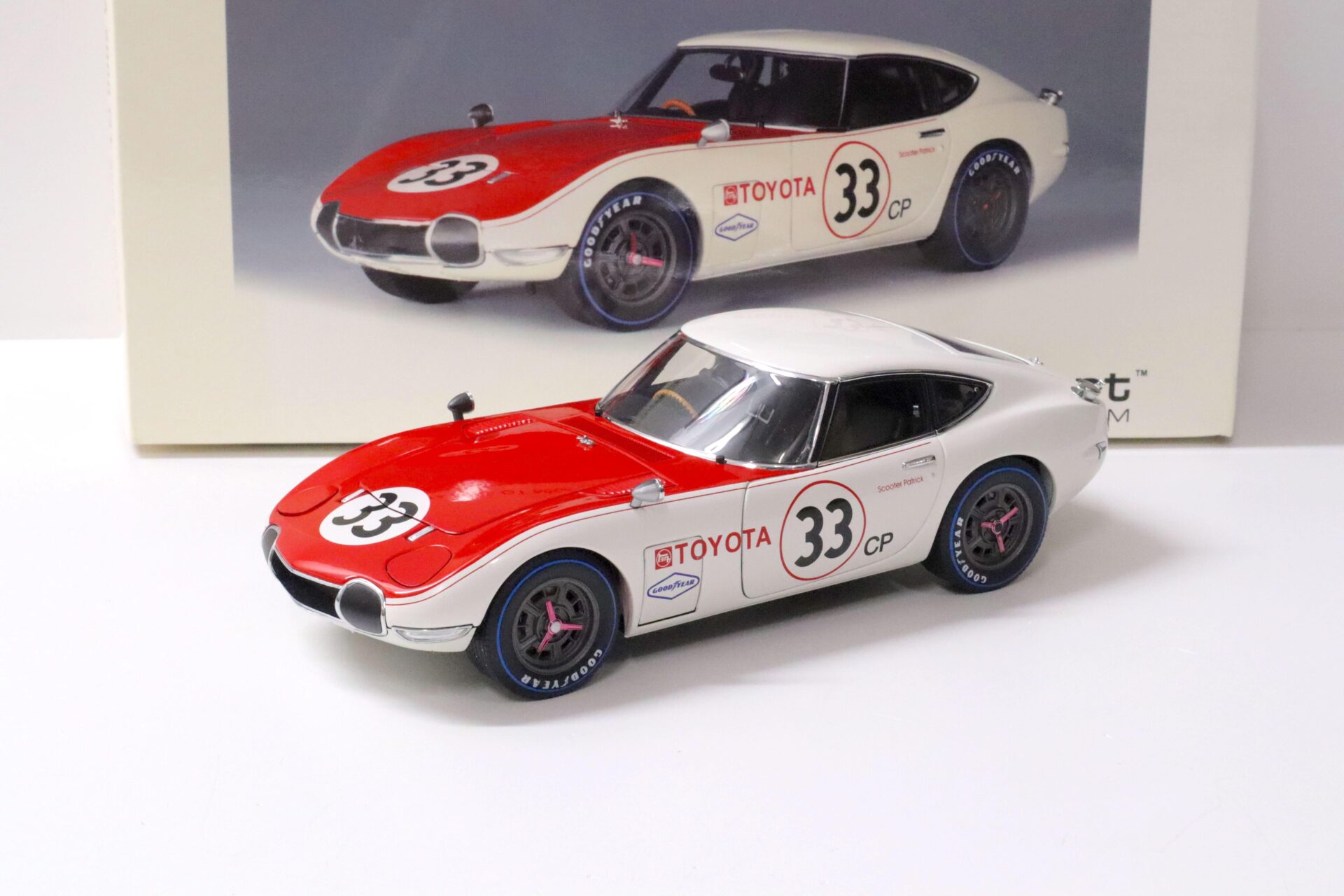 1:18 AUTOart Toyota 2000 GT Coupe SCCA 1968 white/ red #33 DIE-CAST