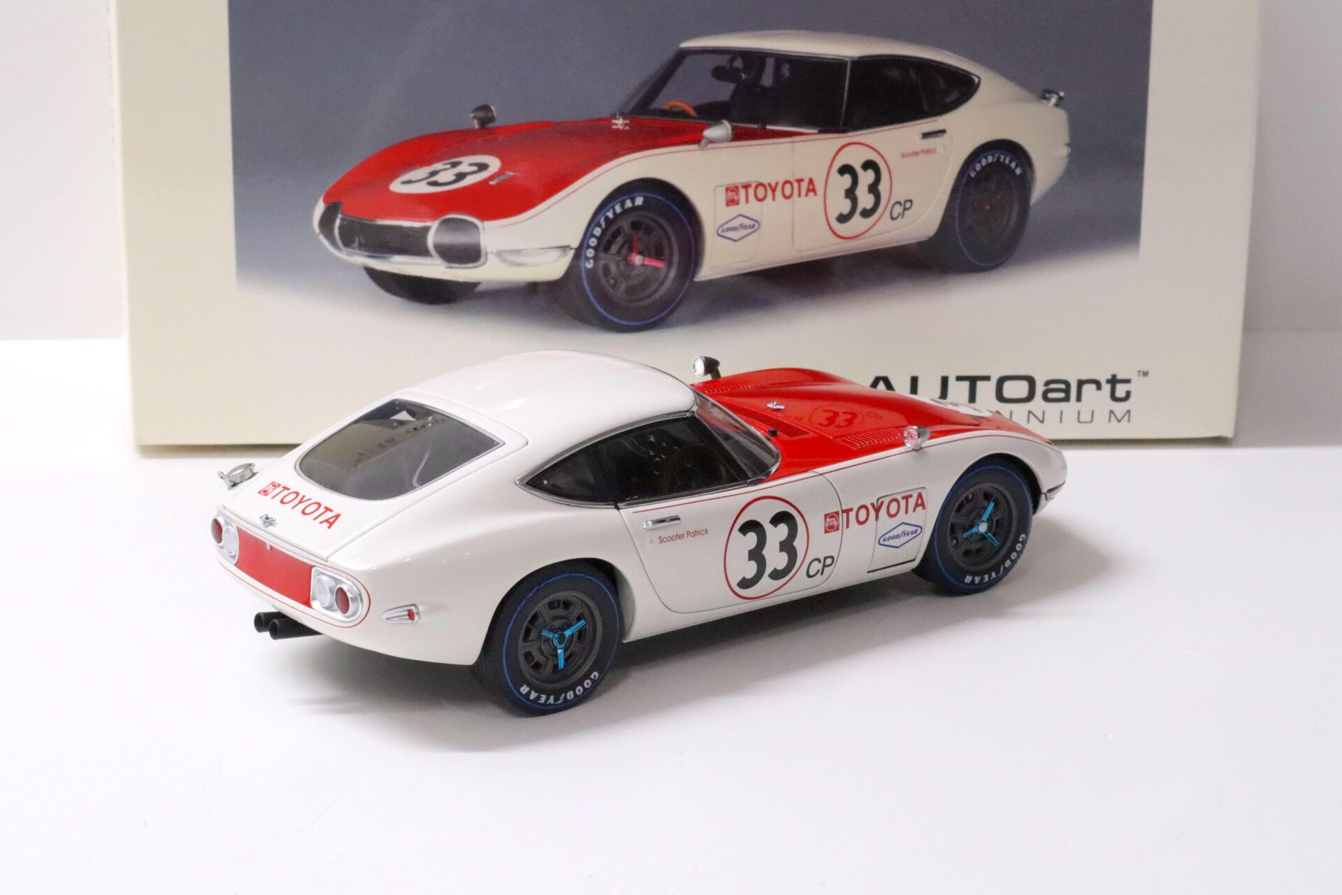 1:18 AUTOart Toyota 2000 GT Coupe SCCA 1968 white/ red #33 DIE-CAST