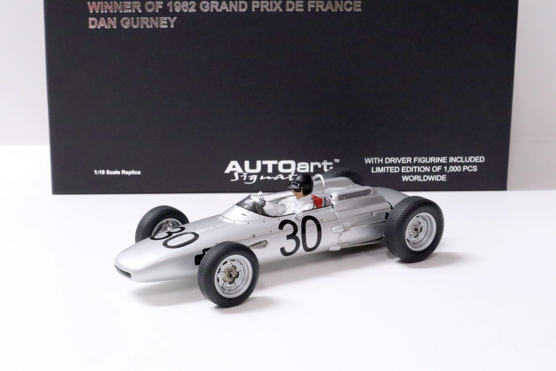 1:18 AUTOart Porsche 804 Formula 1 Winner of 1962 GP De France Gurney #30 with driver