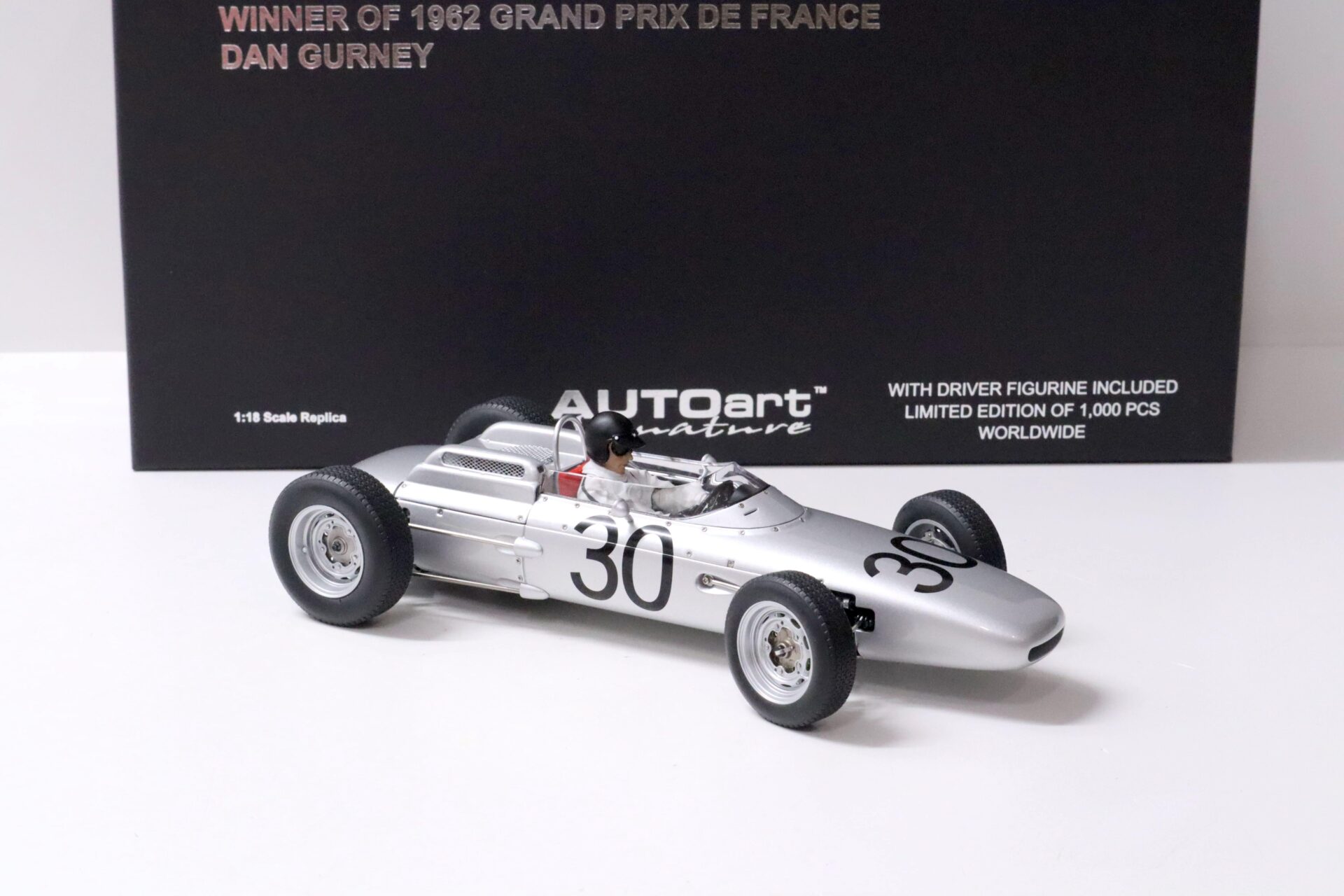1:18 AUTOart Porsche 804 Formula 1 Winner of 1962 GP De France Gurney #30 with driver