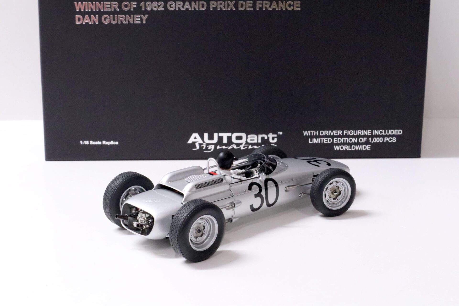 1:18 AUTOart Porsche 804 Formula 1 Winner of 1962 GP De France Gurney #30 with driver