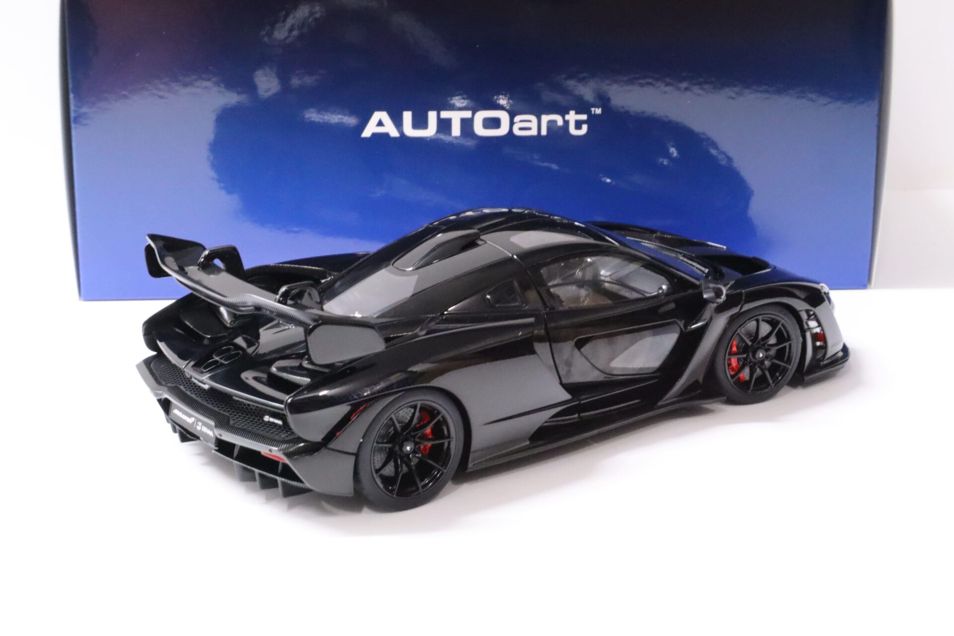 1:18 AUTOart McLAREN Senna 2018 Stealth Cosmo/ black