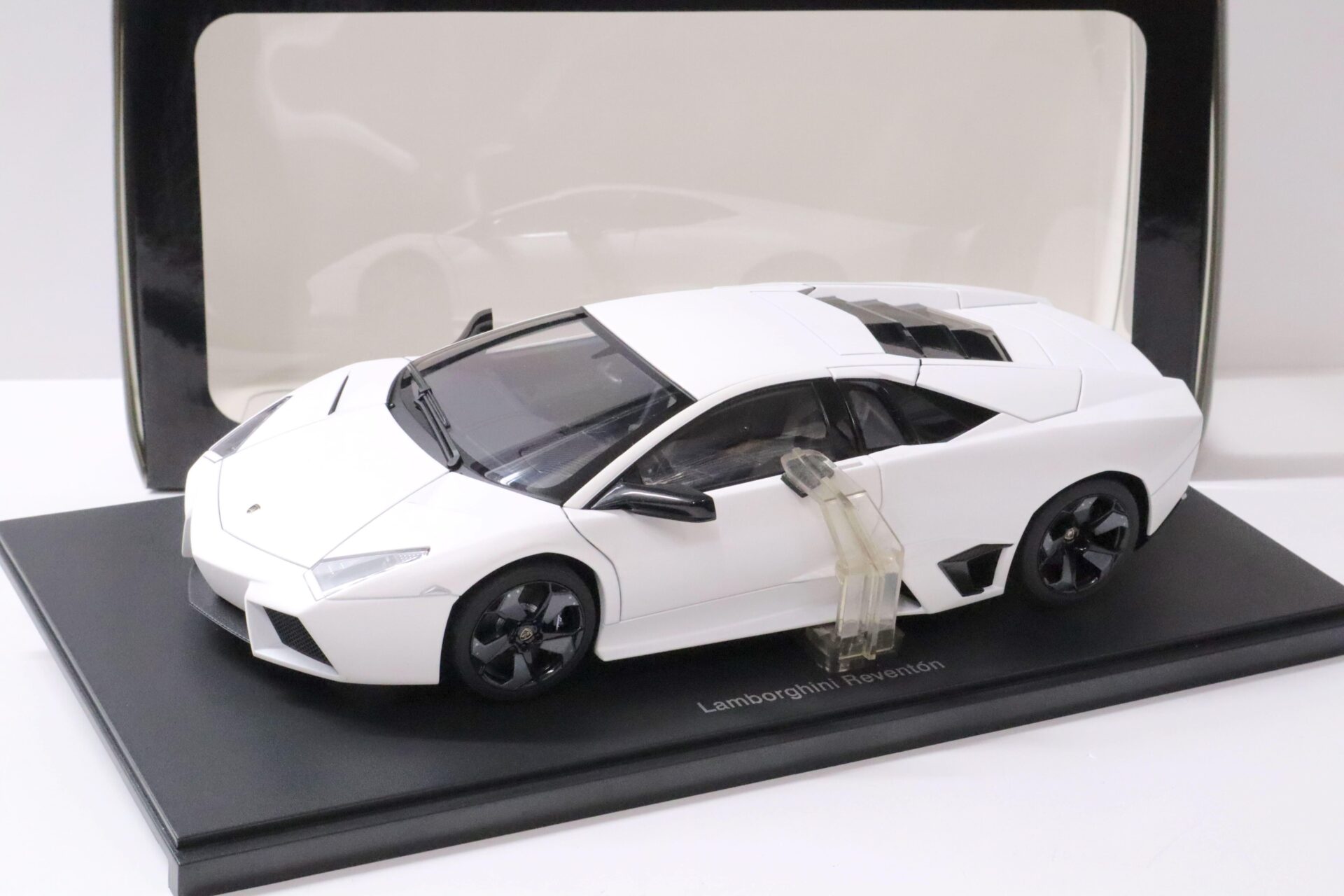 ID 59166 orig.jpg 1:18 AUTOart Lamborghini Reventon matt white