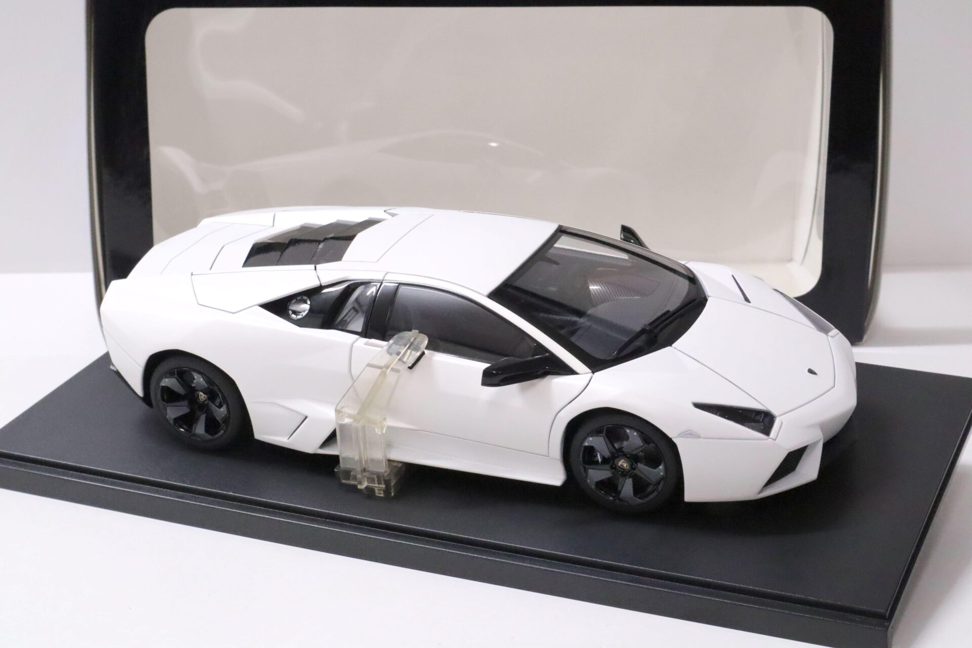 1:18 AUTOart Lamborghini Reventon matt white
