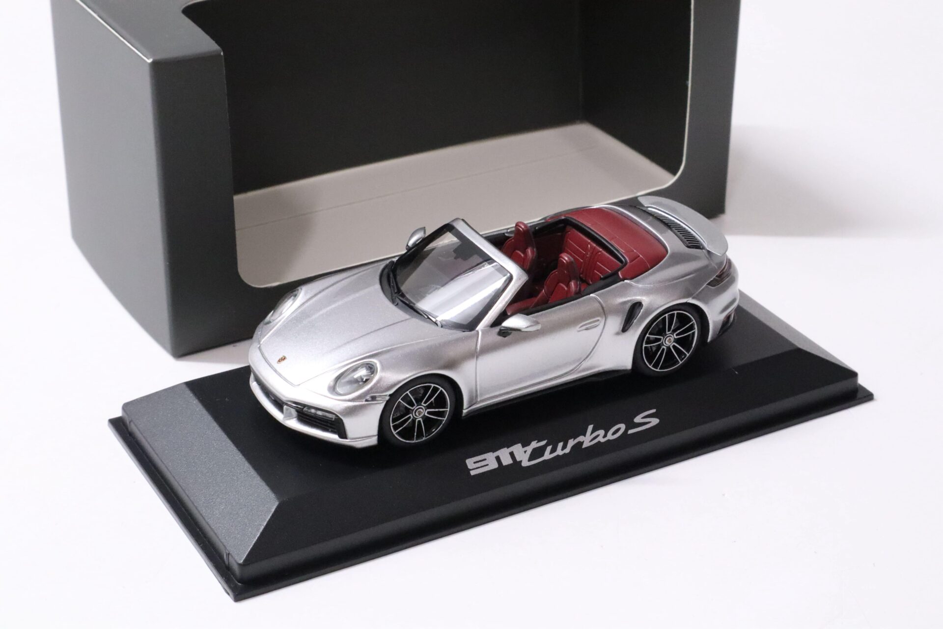 ID 59259 orig.jpg 1:43 Minichamps Porsche 911 992 Turbo S Cabriolet silver DEALER VERSION