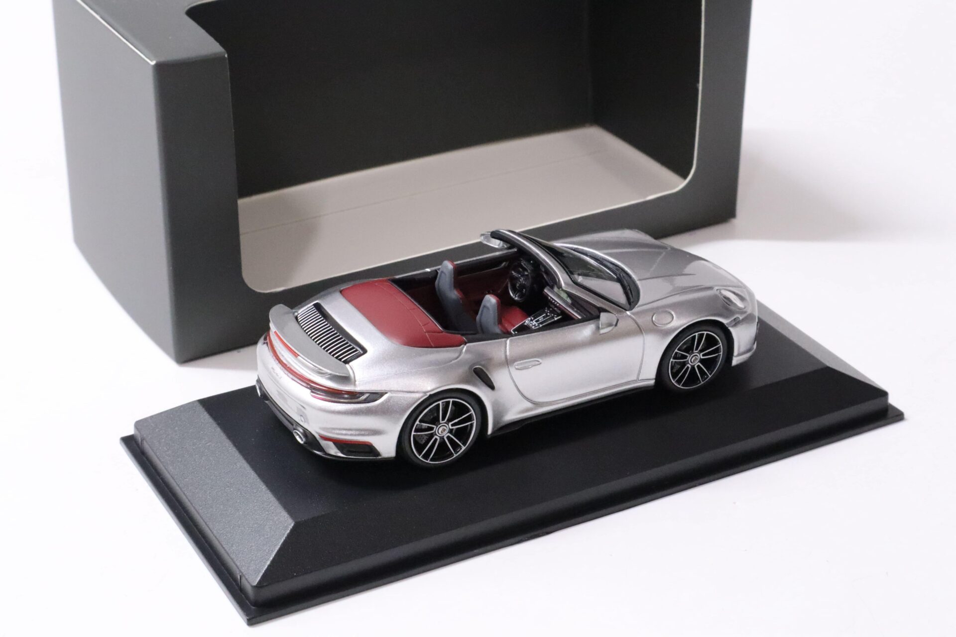 1:43 Minichamps Porsche 911 992 Turbo S Cabriolet silver DEALER VERSION