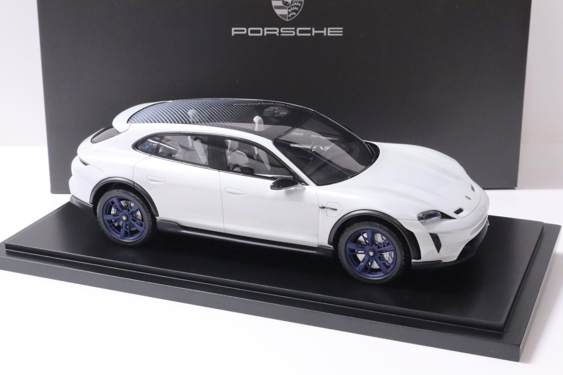 1:18 Spark Porsche Mission E Cross Turismo 2018 white/grey metallic DEALER VERSION