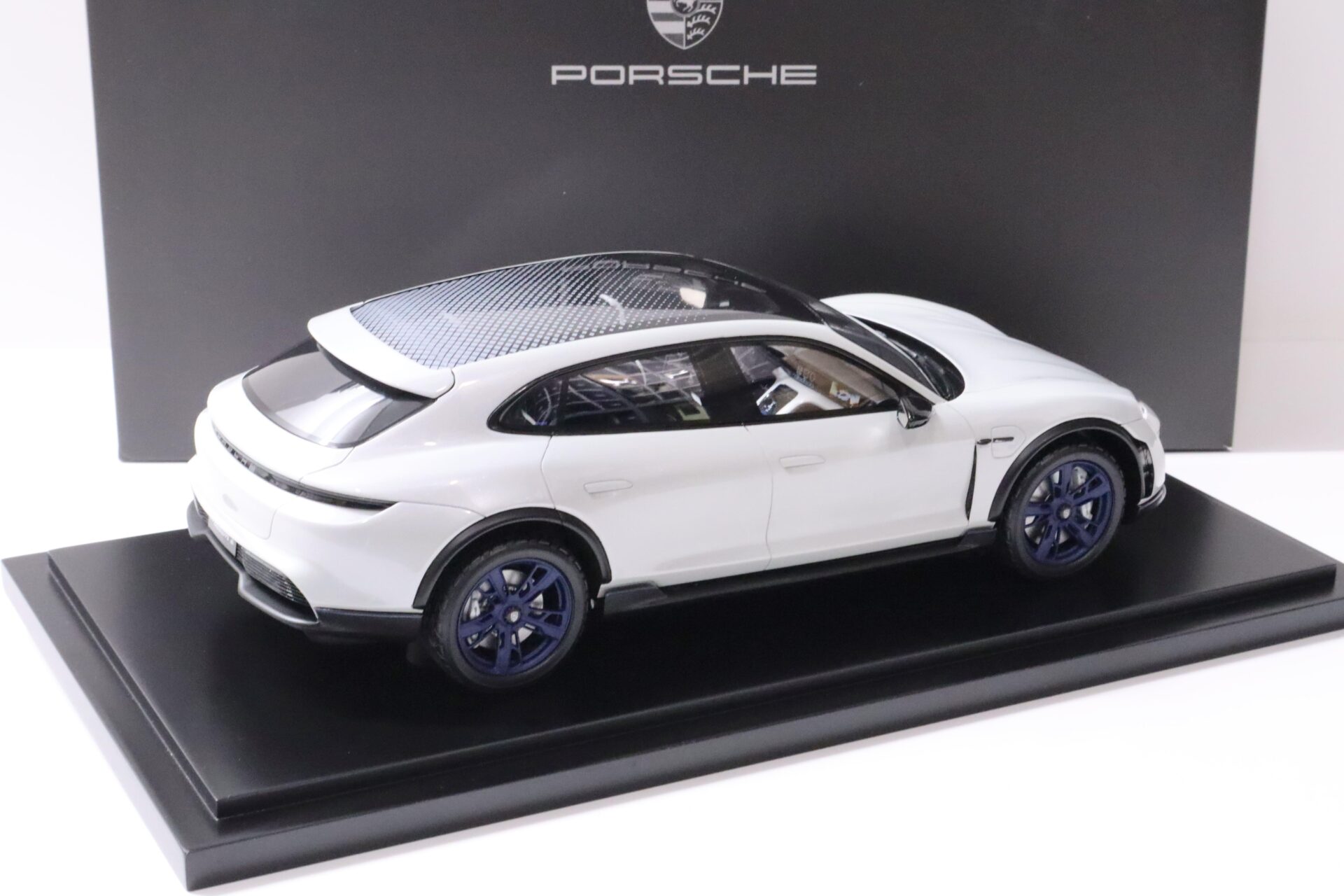 1:18 Spark Porsche Mission E Cross Turismo 2018 white/grey metallic DEALER VERSION