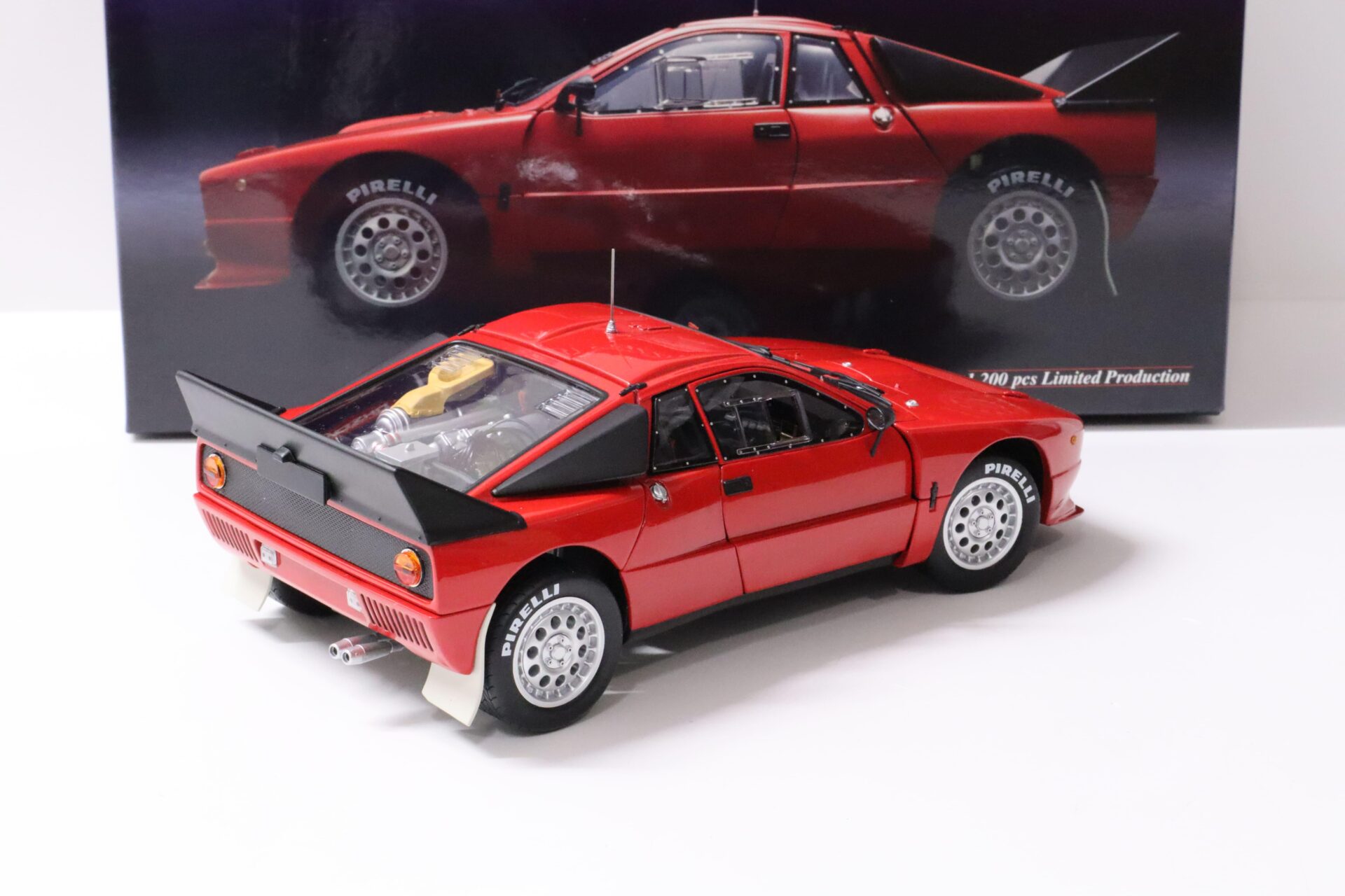 1:18 Kyosho Lancia 037 Rally Presentation Plain Body red
