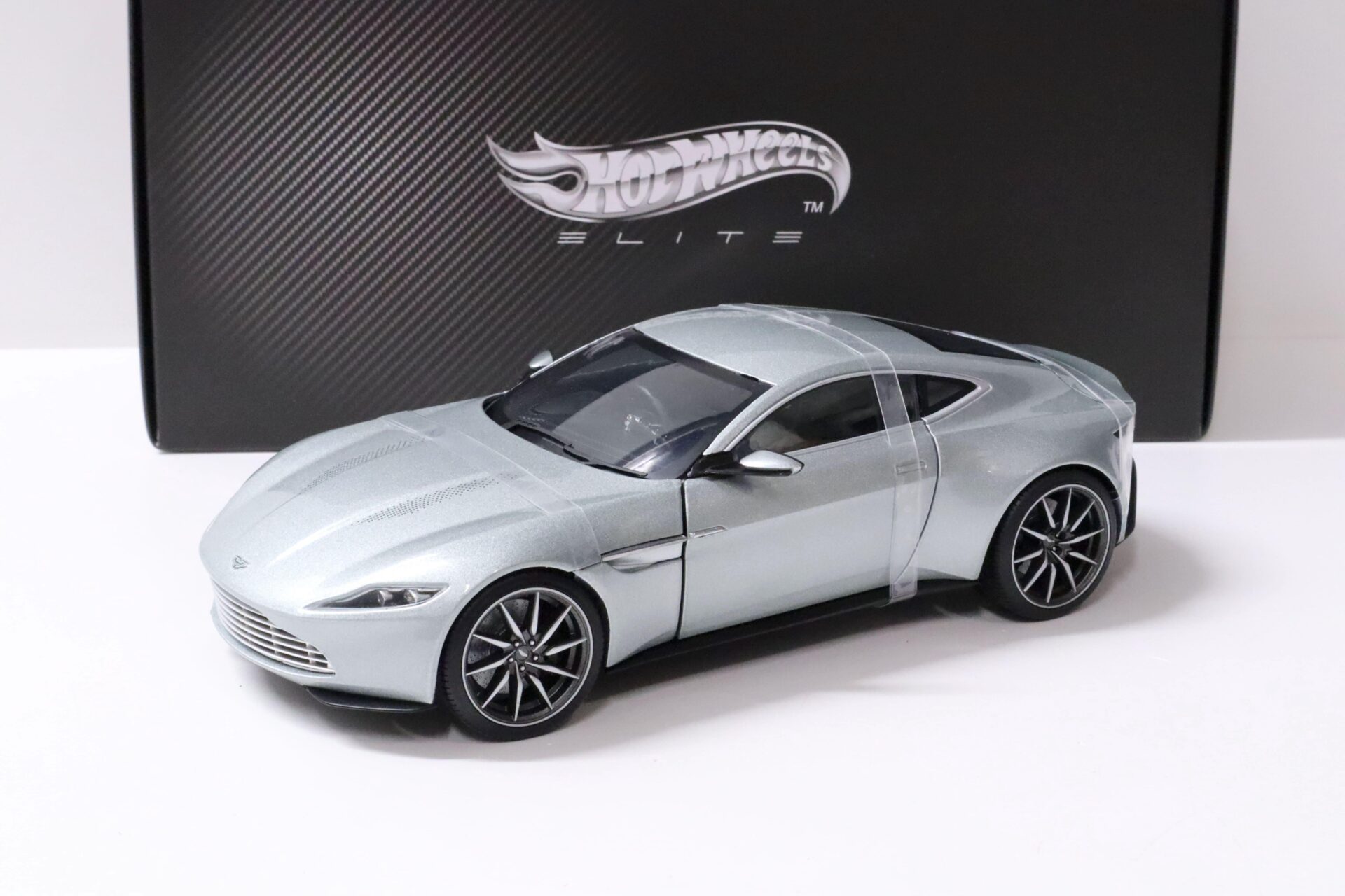 1:18 Hot Wheels Elite Aston Martin DB10 Coupe James Bond 007