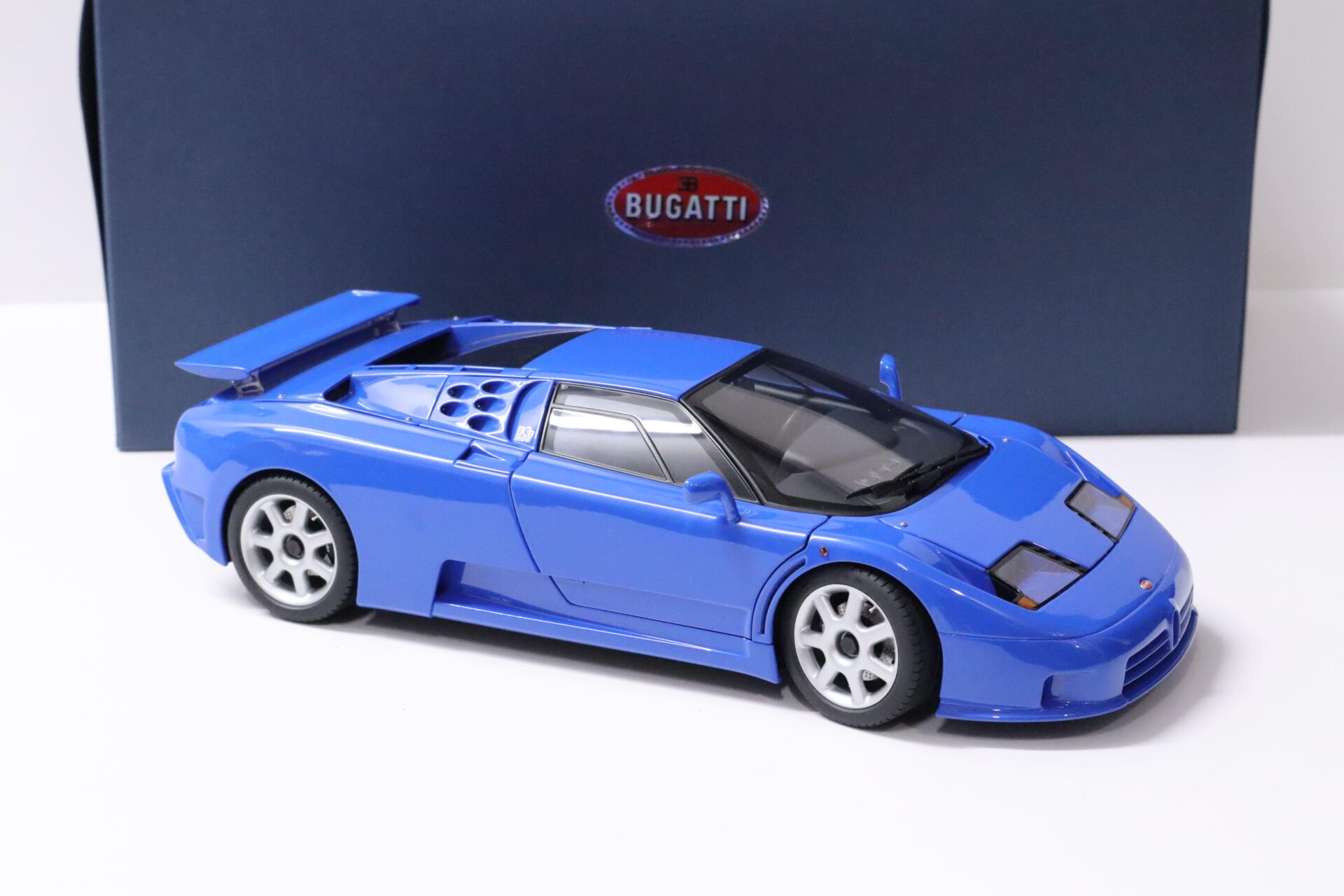 1:18 AUTOart Bugatti EB110 SS 1992 French Racing blue