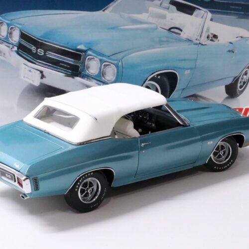 1:18 GMP 1970 Chevrolet Chevelle SS Convertible light blue metallic + white Top - Image 3
