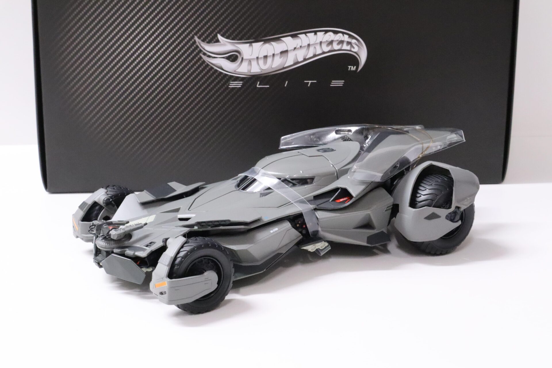 ID 60146 orig.jpg 1:18 Hot Wheels Elite Batman vs Superman Batmobile Dawn of Justice grey