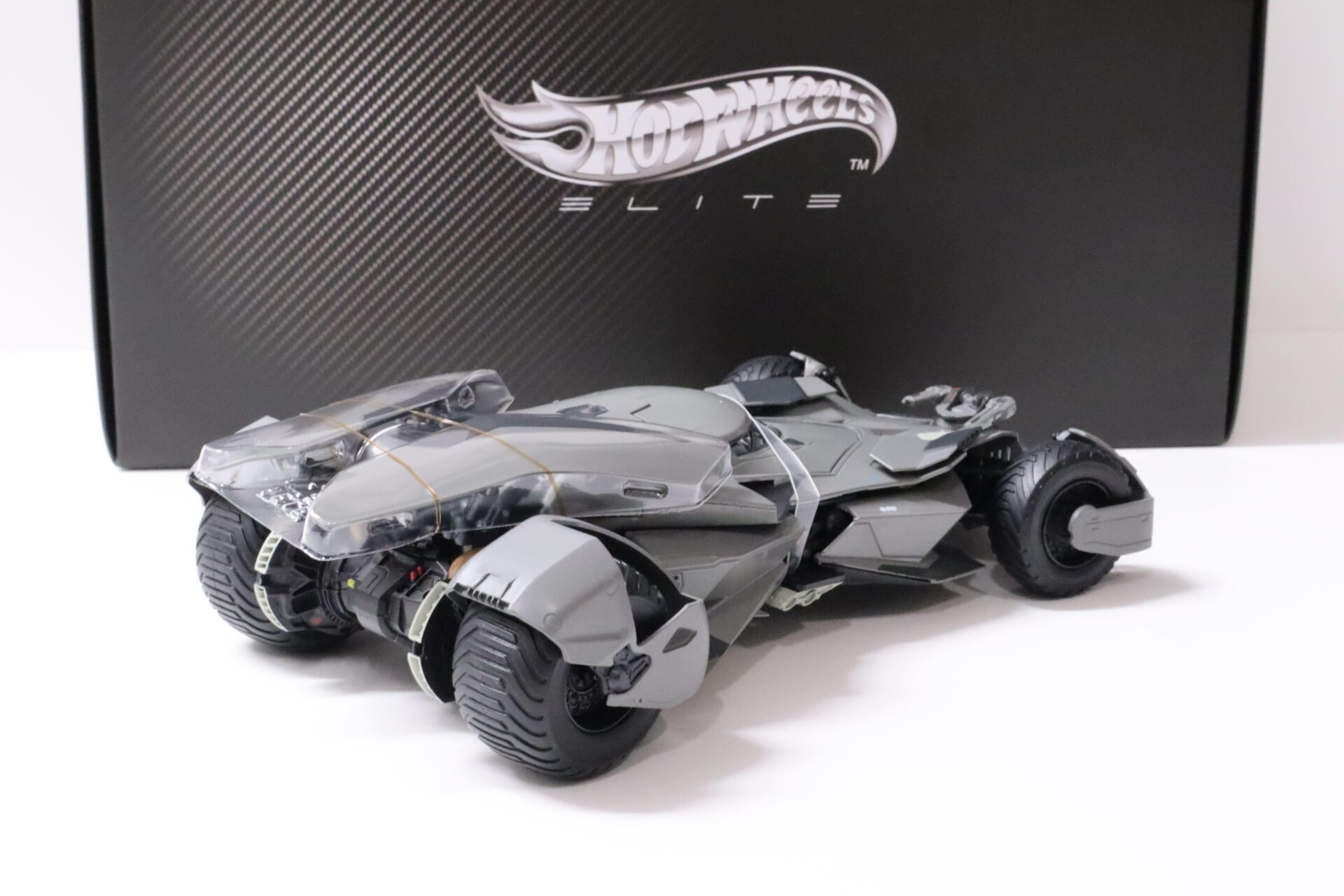 1:18 Hot Wheels Elite Batman vs Superman Batmobile Dawn of Justice grey