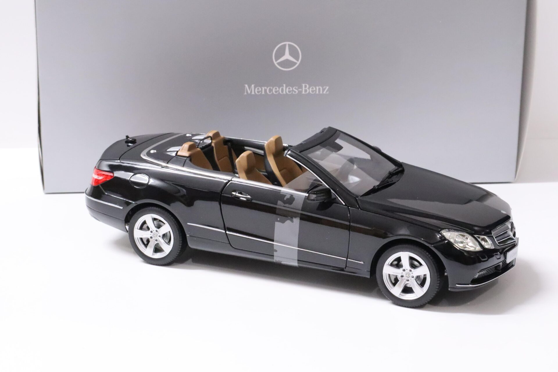 1:18 Norev Mercedes E-Klasse Cabriolet A207 obsidian black DEALER VERSION