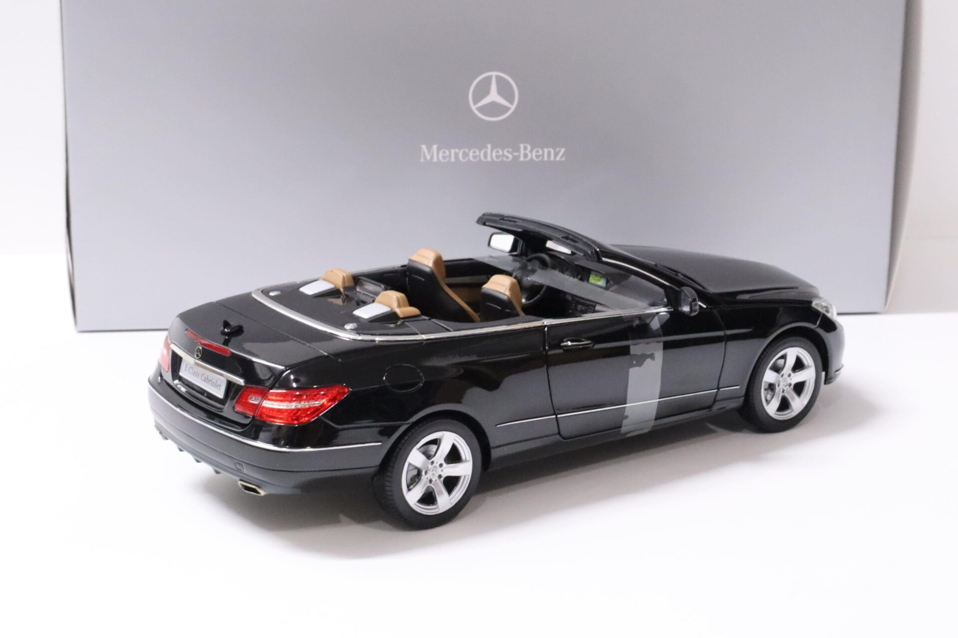 1:18 Norev Mercedes E-Klasse Cabriolet A207 obsidian black DEALER VERSION