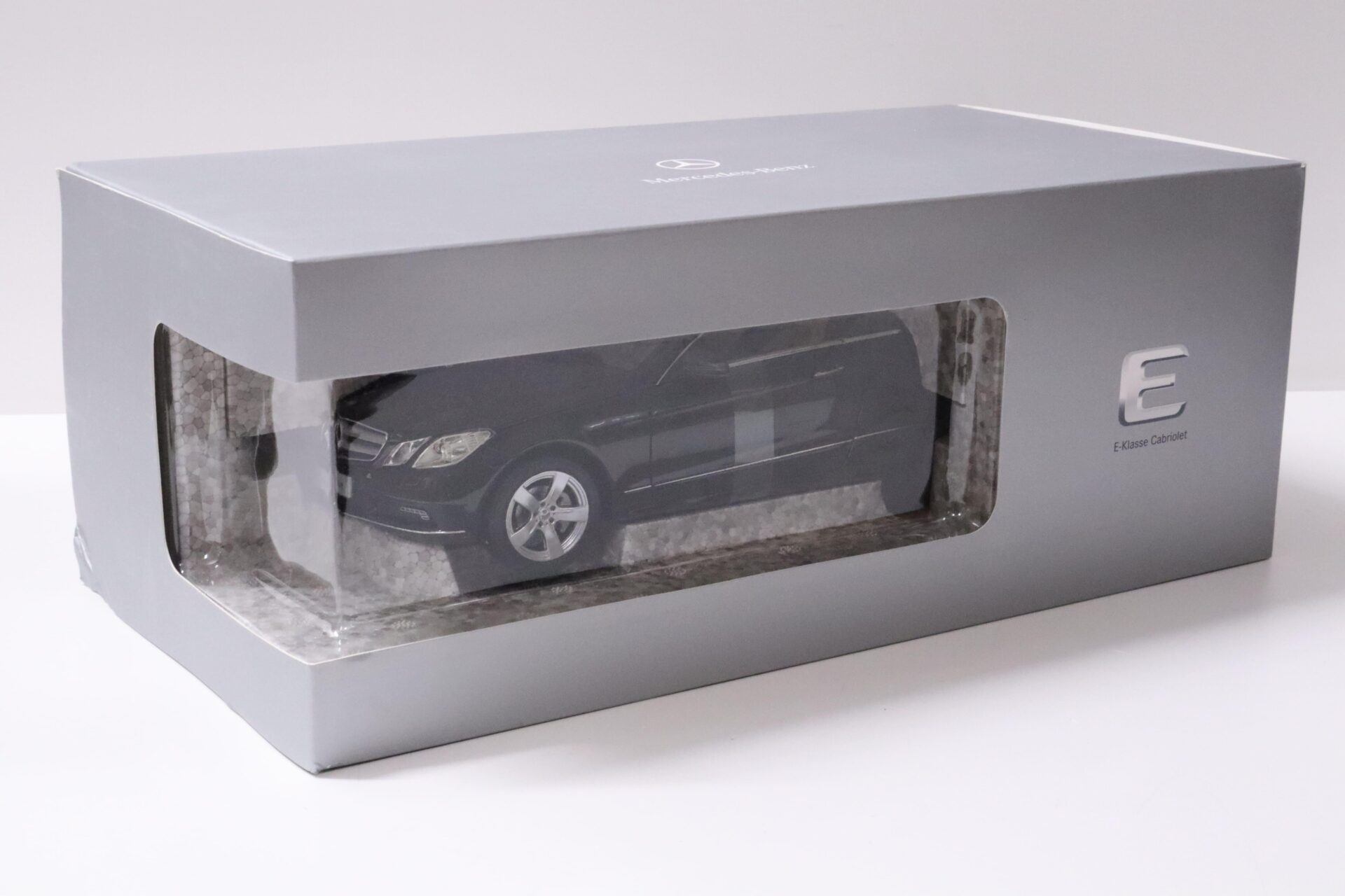 1:18 Norev Mercedes E-Klasse Cabriolet A207 obsidian black DEALER VERSION