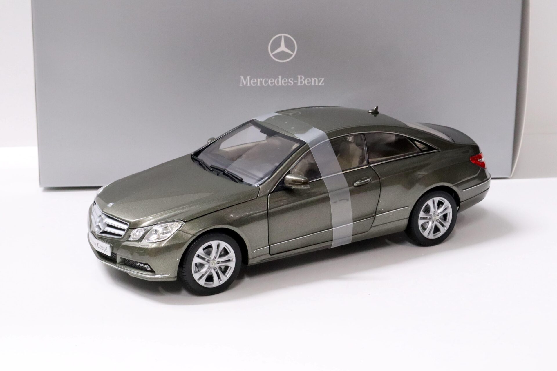 ID 60292 orig.jpg 1:18 Norev Mercedes E-Klasse Coupe C207 stannit grey metallic DEALER VERSION