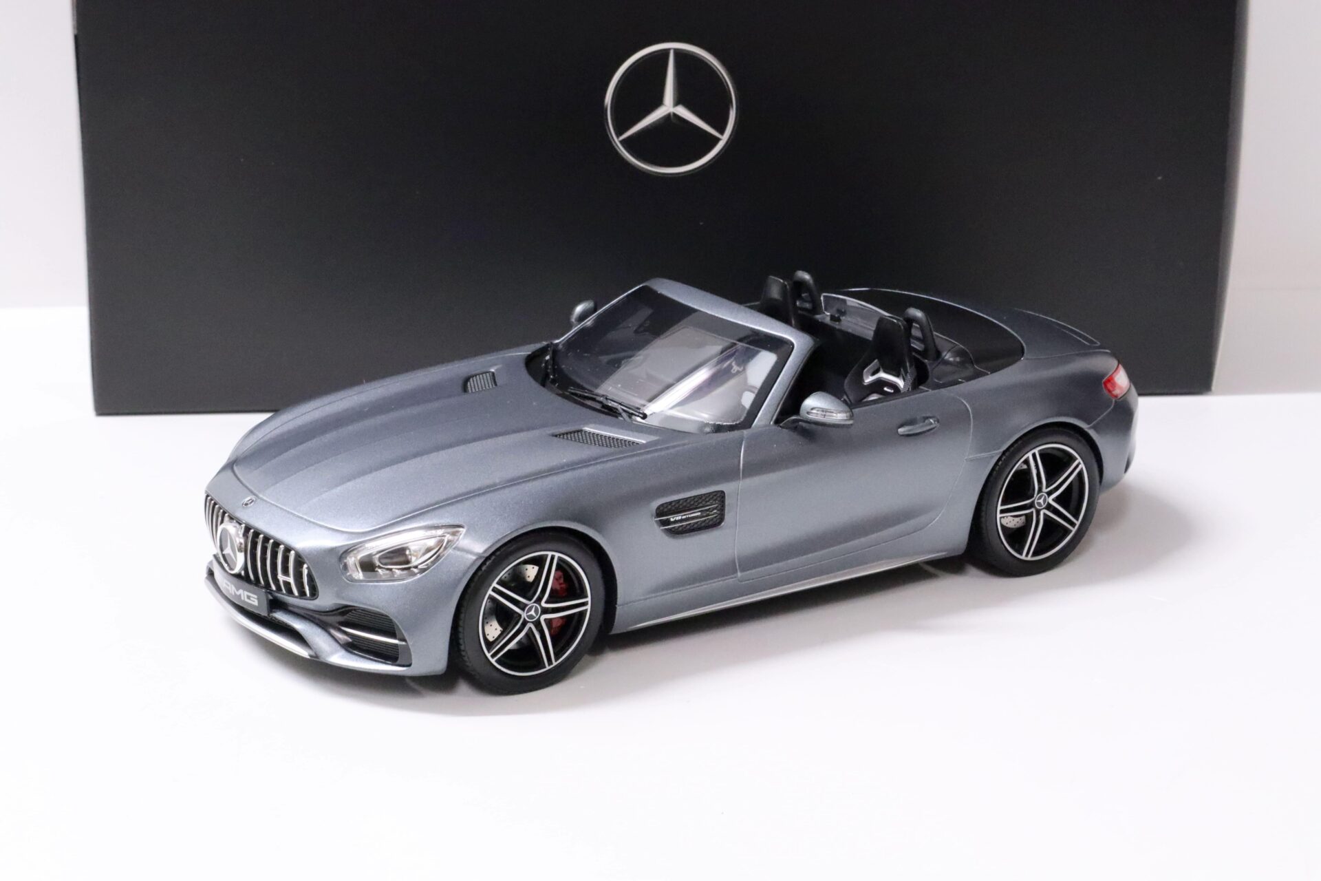 ID 60304 orig.jpg 1:18 Norev Mercedes AMG GT C Roadster designo selenite grey magno DEALER VERSION