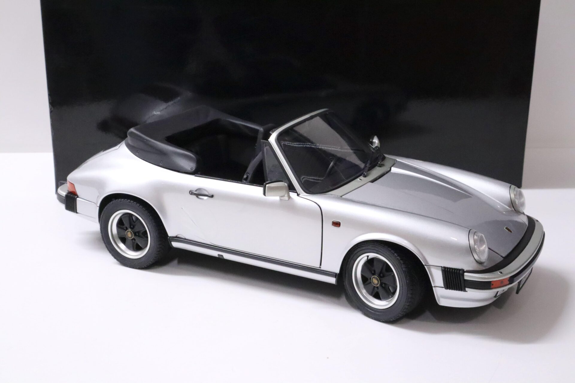 1:12 Premium ClassiXXs Porsche 911 Carrera 3.2 Cabriolet silver metallic