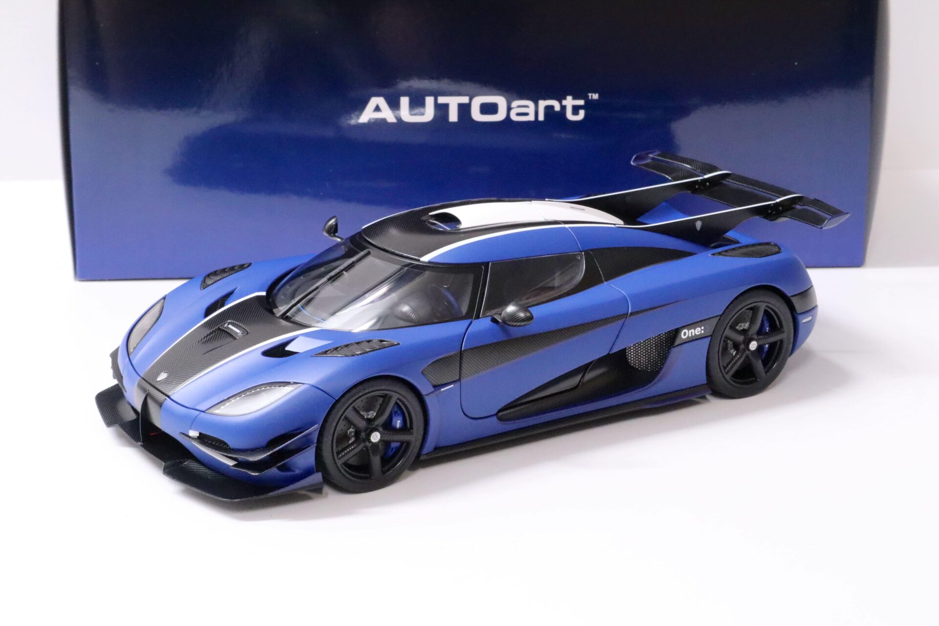 1:18 AUTOart Koenigsegg ONE:1 Matt Imperial blue/ Carbon black 2014
