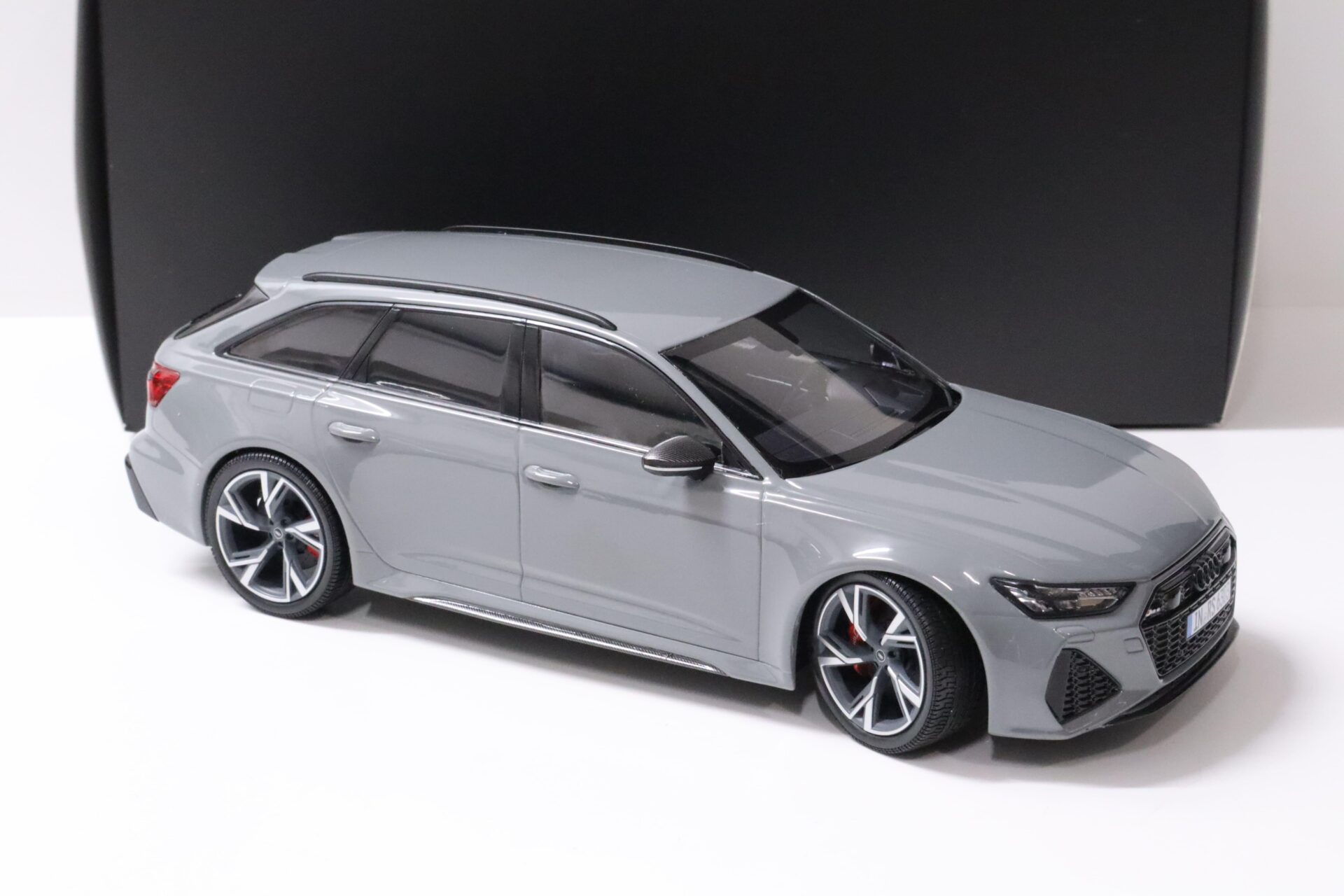 1:18 Minichamps Audi RS6 Avant C8 Nardo grey DEALER VERSION