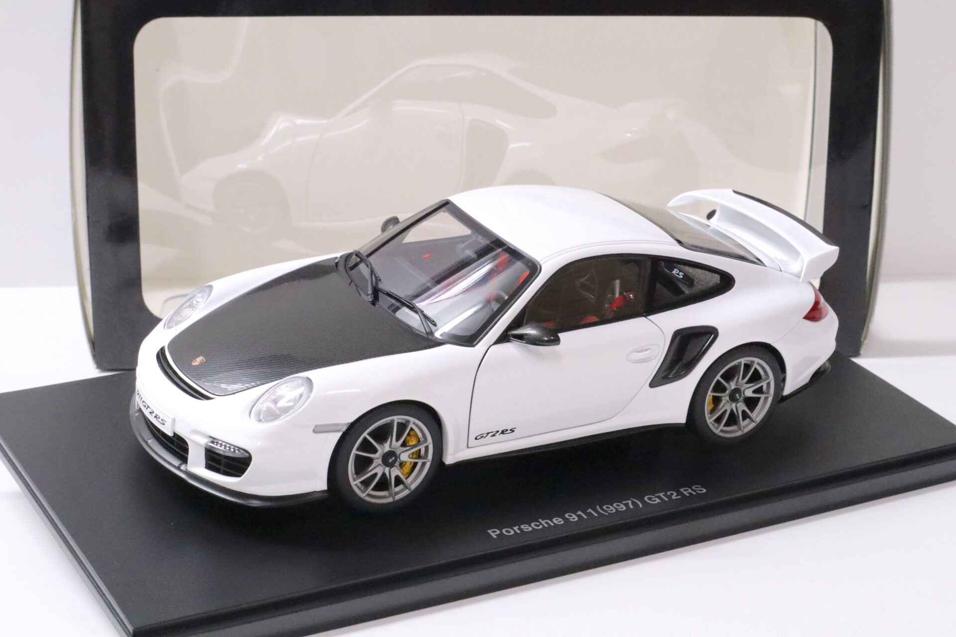 ID 60649 orig.jpg 1:18 AUTOart Porsche 911 (997) GT2 RS white/ Carbon