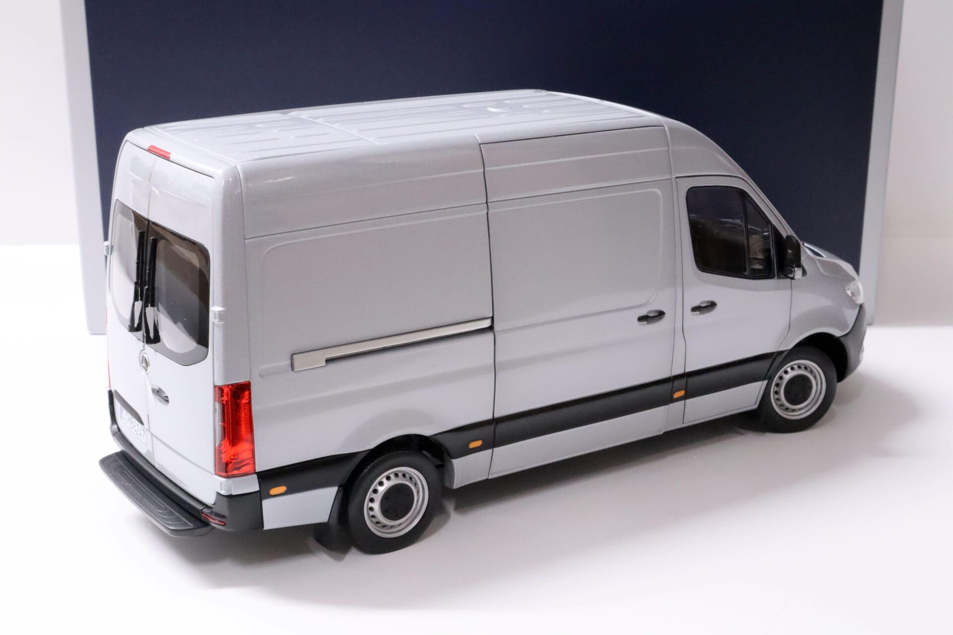 1:18 Norev Mercedes Sprinter Kasten 2018 silver metallic