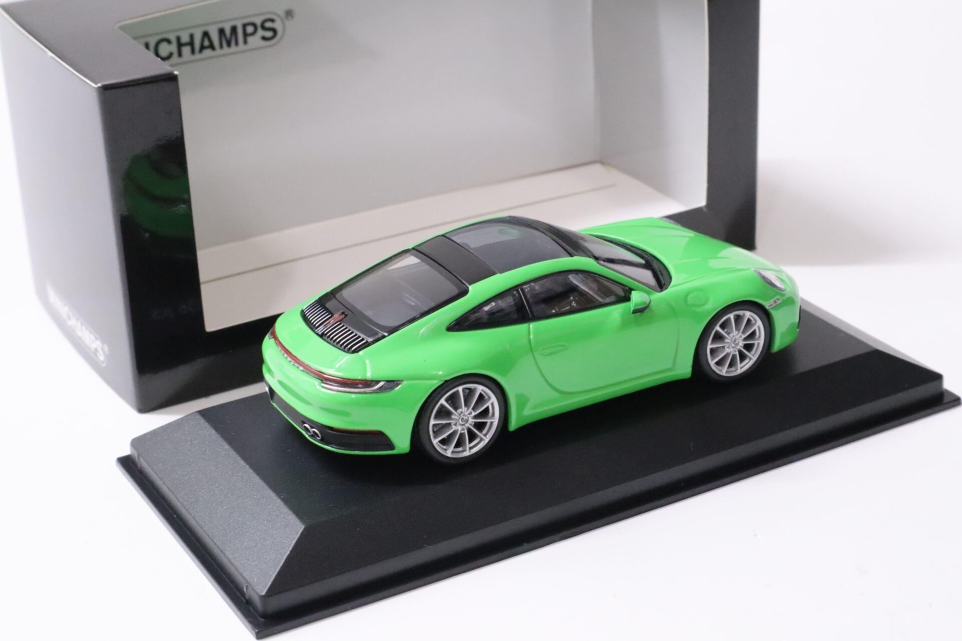 1:43 Minichamps Porsche 911 (992) Carrera 4S Coupe 2019 Lizard green