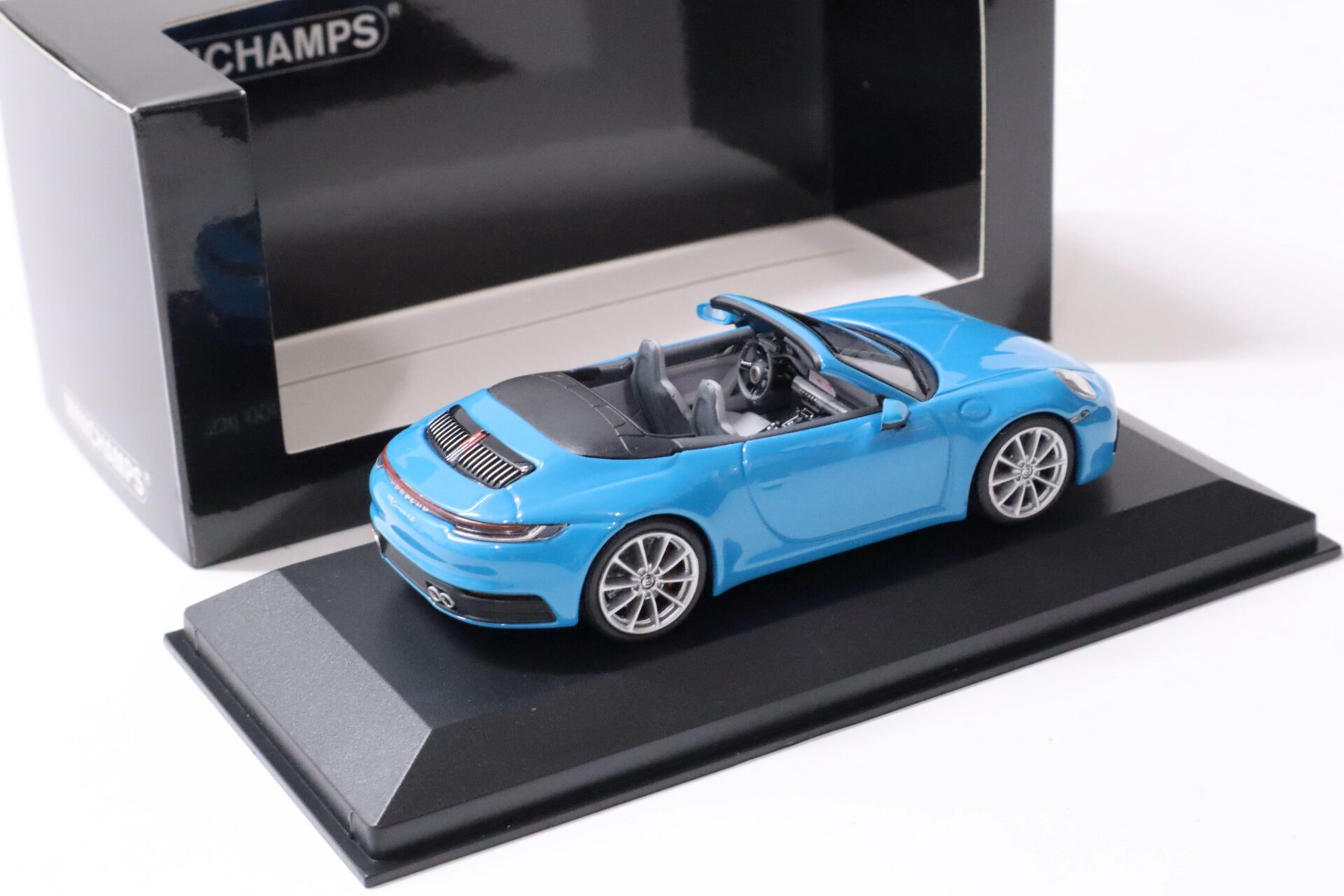 1:43 Minichamps Porsche 911 (992) Carrera 4S Cabriolet 2019 Miami blue