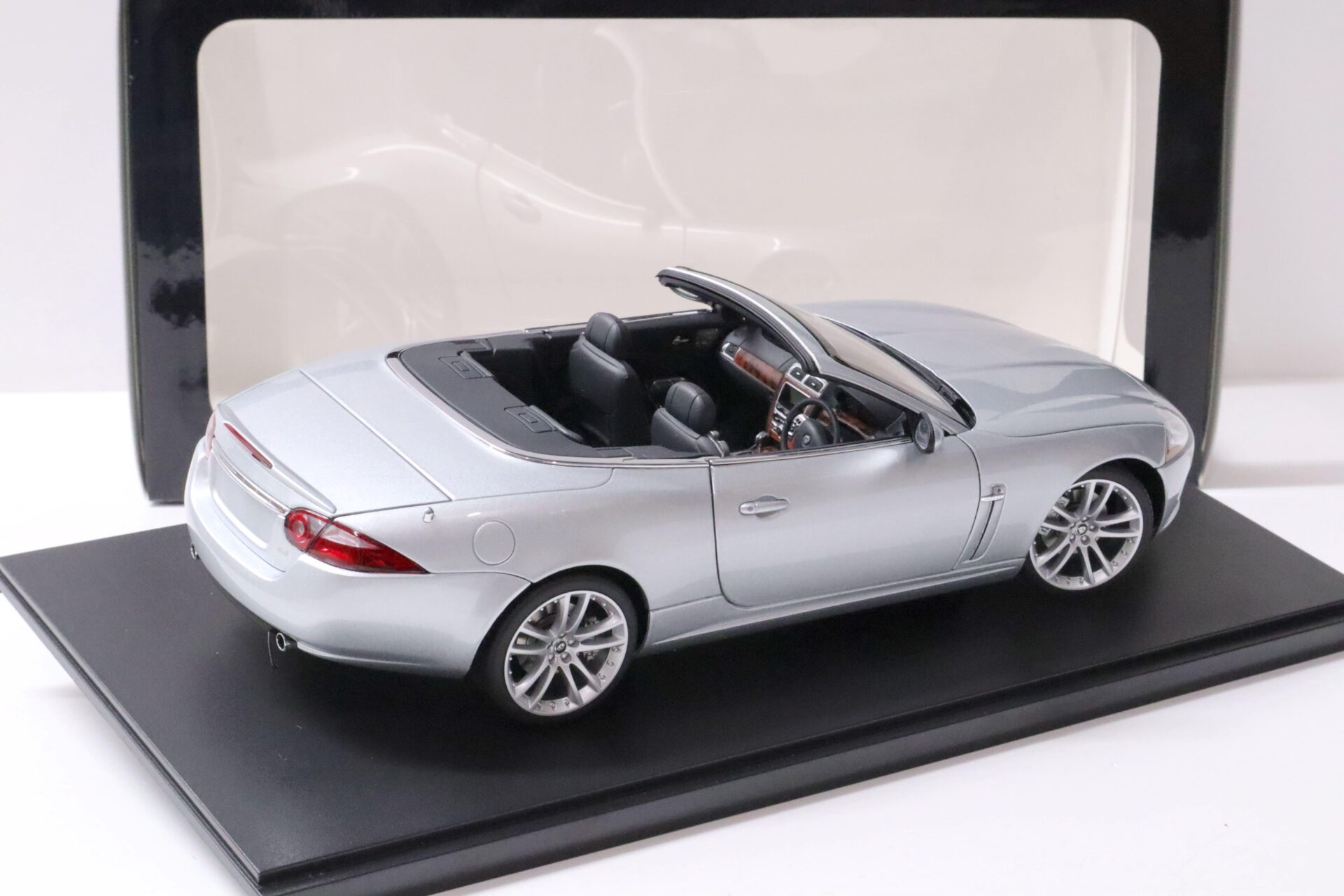 1:18 AUTOart Jaguar XK Cabriolet 2006 Liquid silver metallic