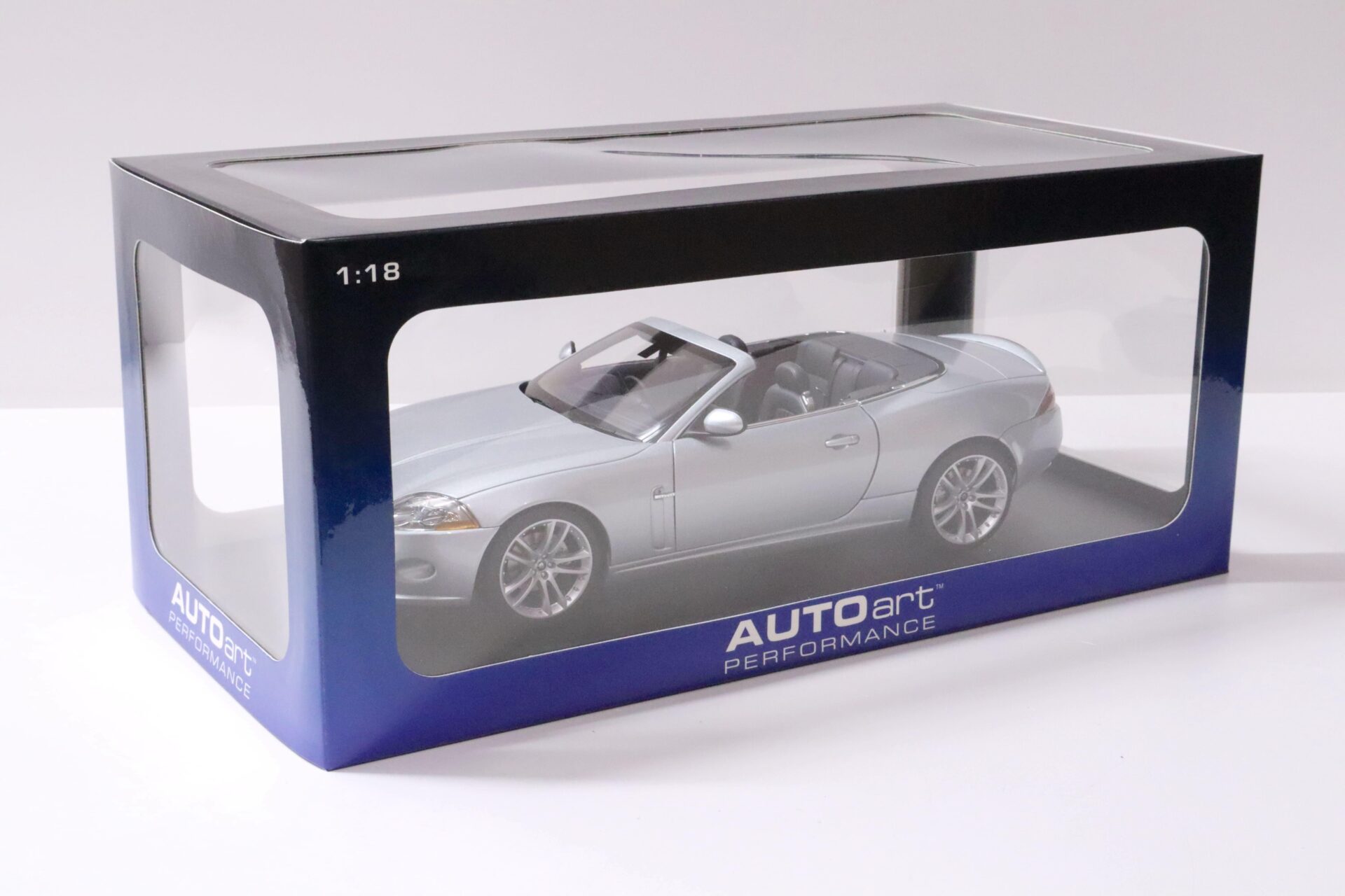 1:18 AUTOart Jaguar XK Cabriolet 2006 Liquid silver metallic