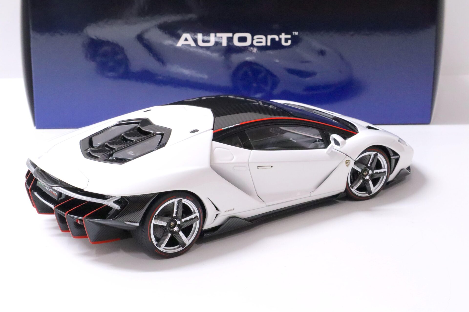1:18 AUTOart Lamborghini Centenario 2017 Bianco Isis/ Solid white 79111